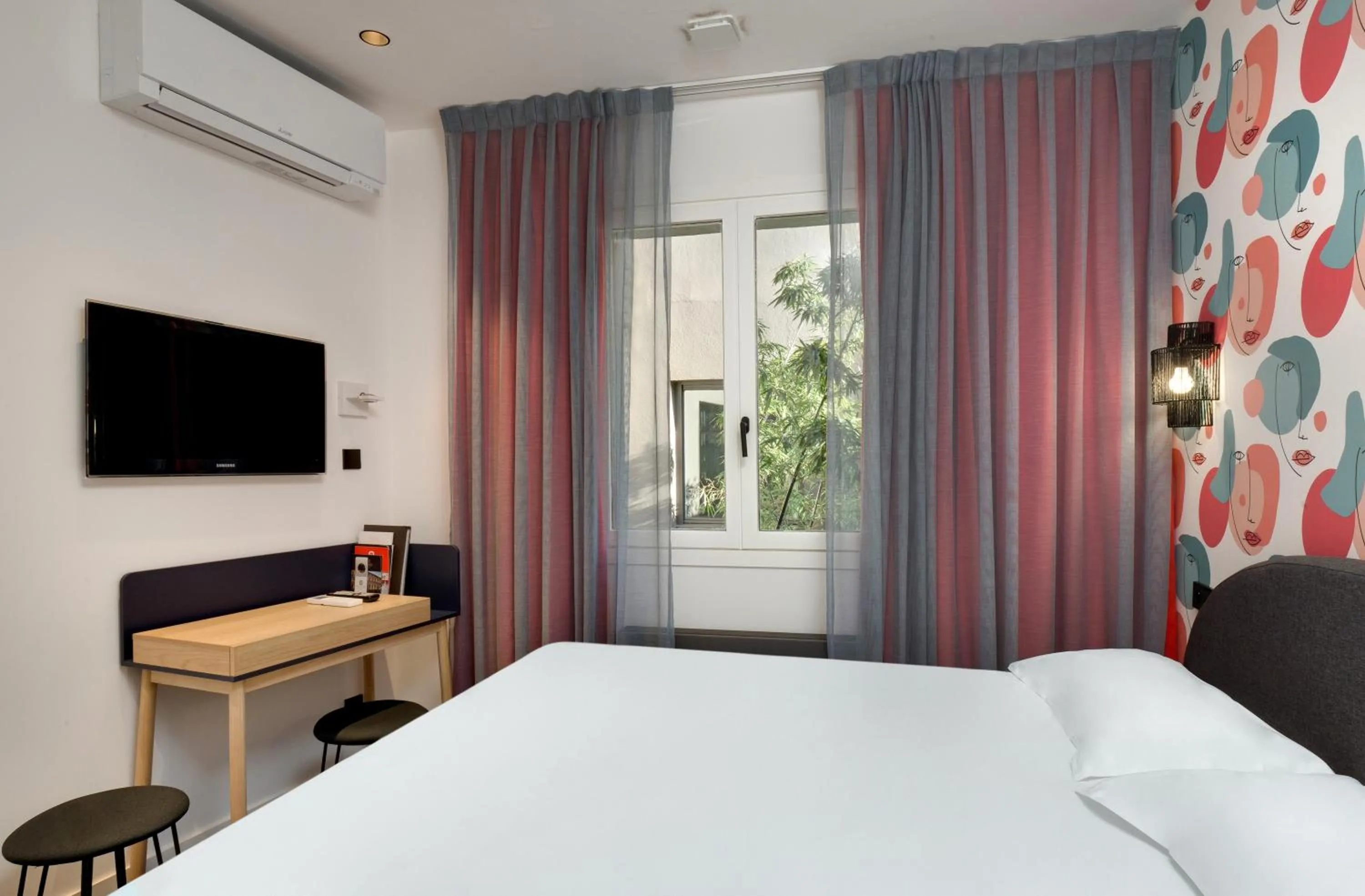 Photo of the whole room, Bed in Hôtel De L'octroi