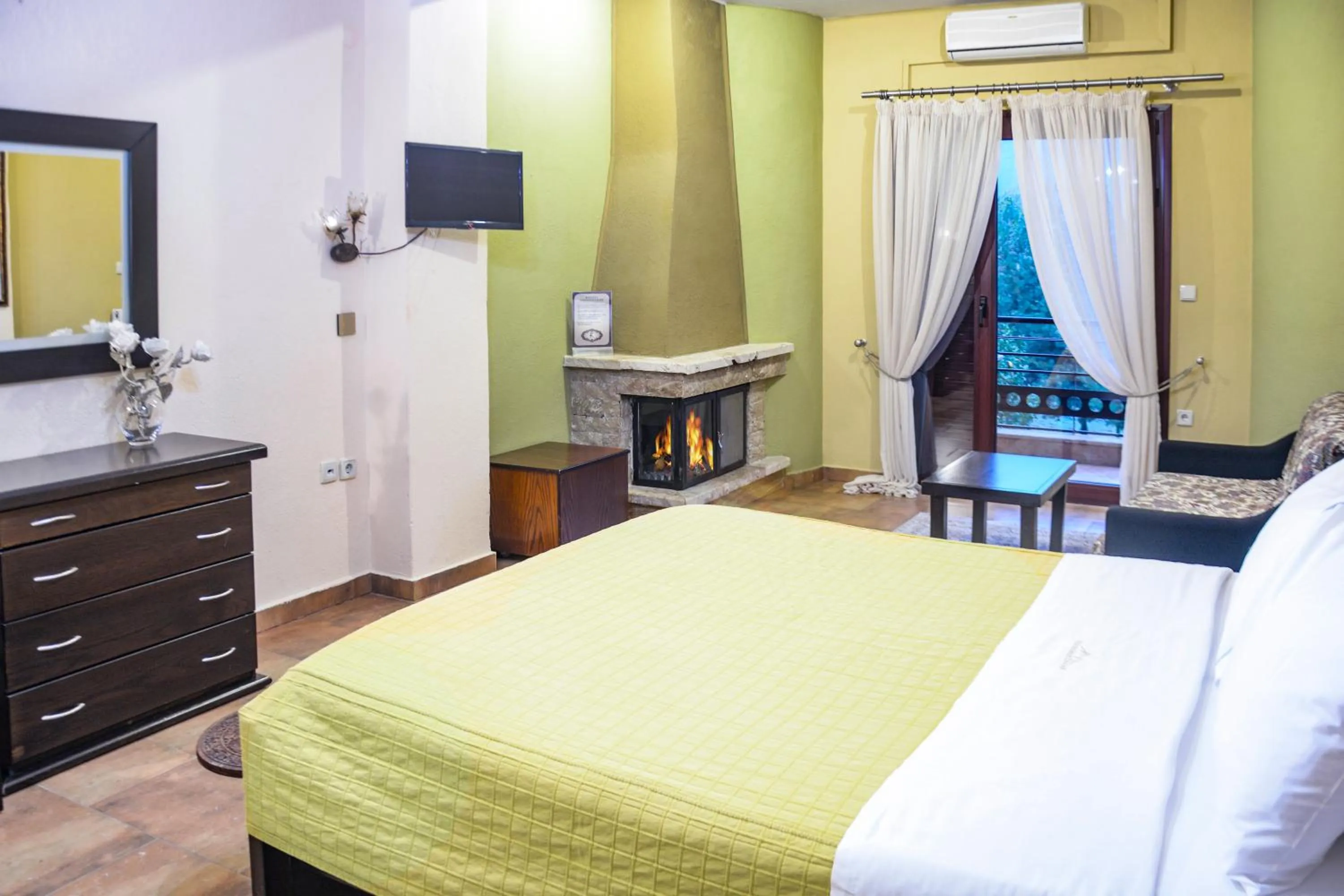 Bed in Gea Kaimaktsalan Hotel & Spa