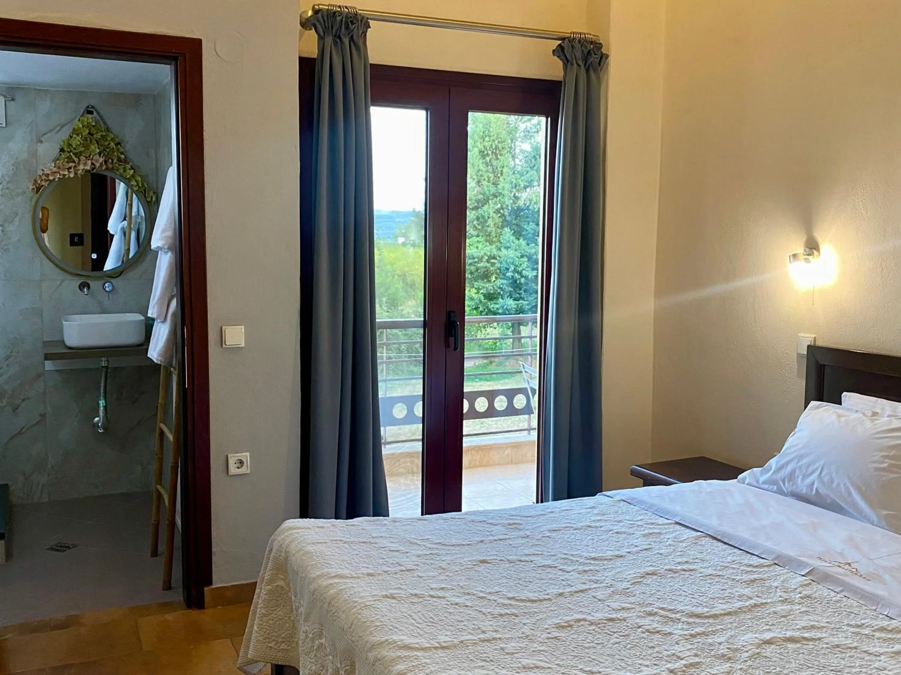 Bed in Gea Kaimaktsalan Hotel & Spa