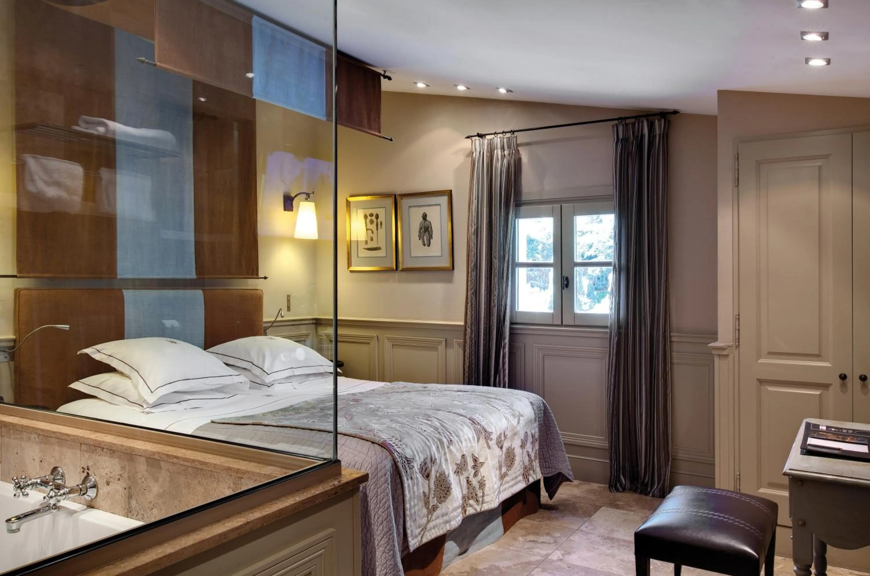 Photo of the whole room, Bed in Hôtel du Château & Spa - Teritoria