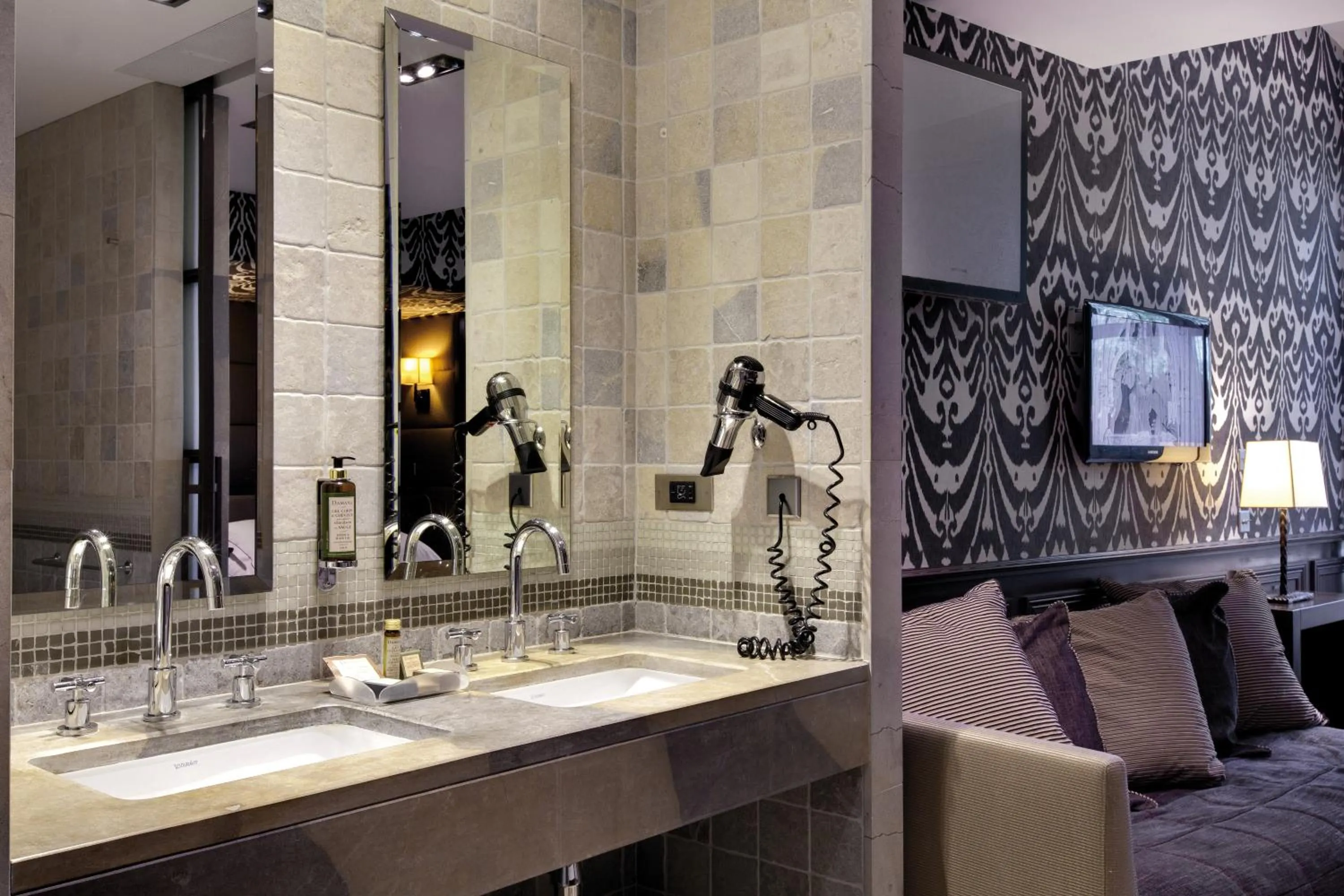 Toilet in Hôtel du Château & Spa - Teritoria