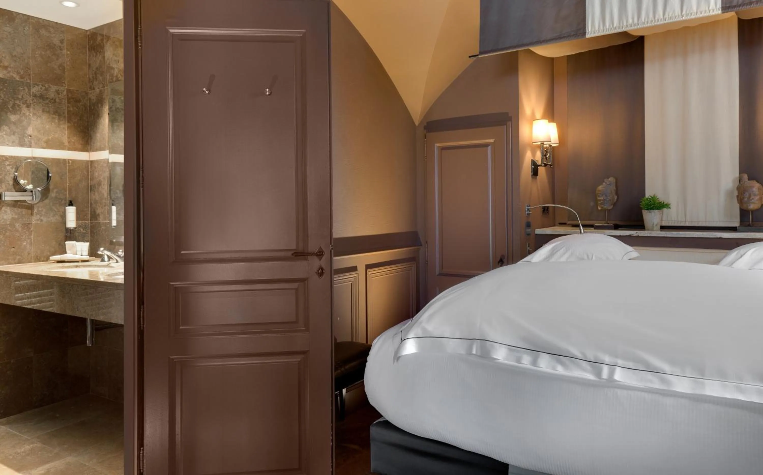 Bathroom, Bed in Hôtel du Château & Spa - Teritoria