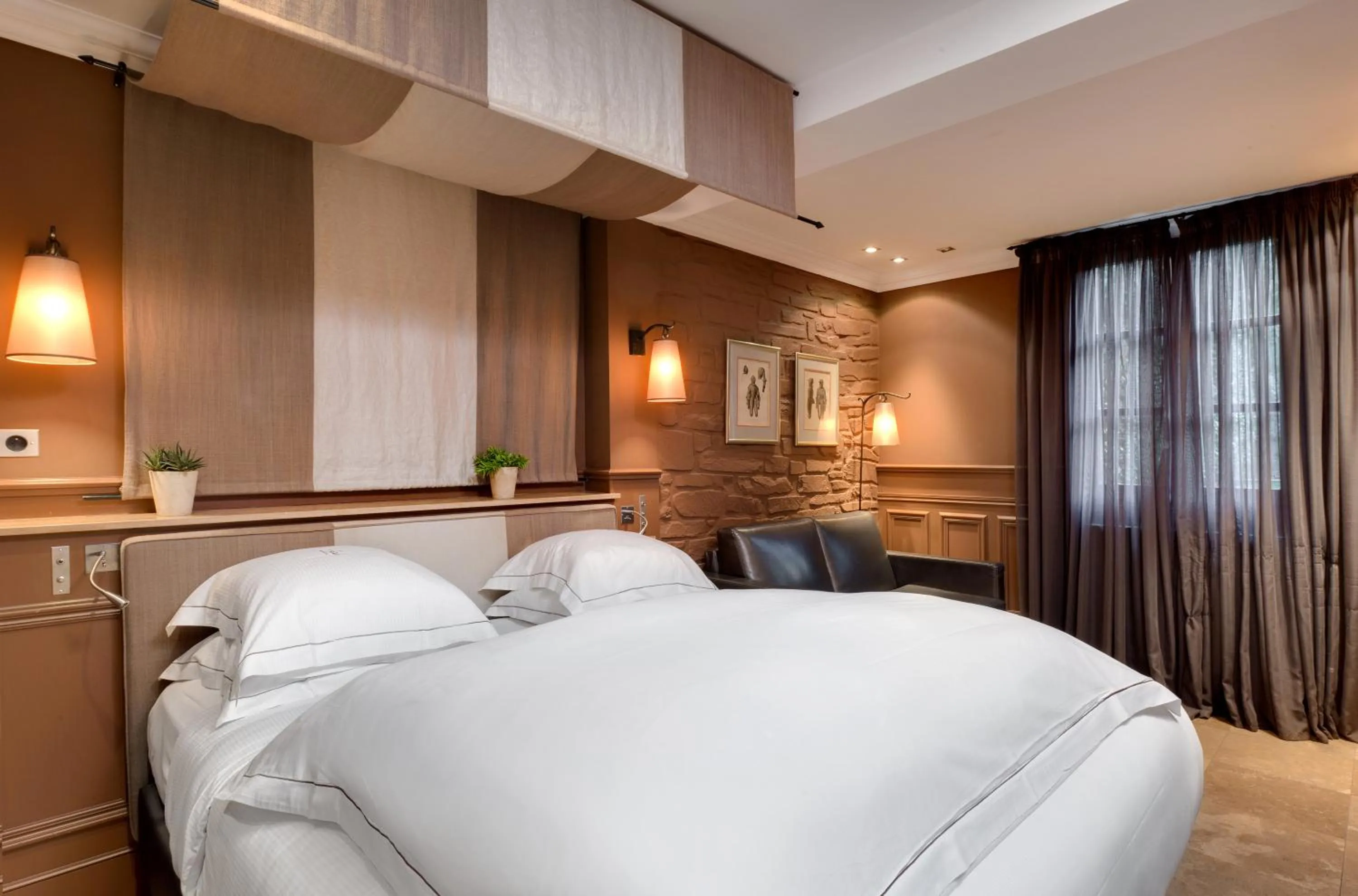 Seating area, Bed in Hôtel du Château & Spa - Teritoria