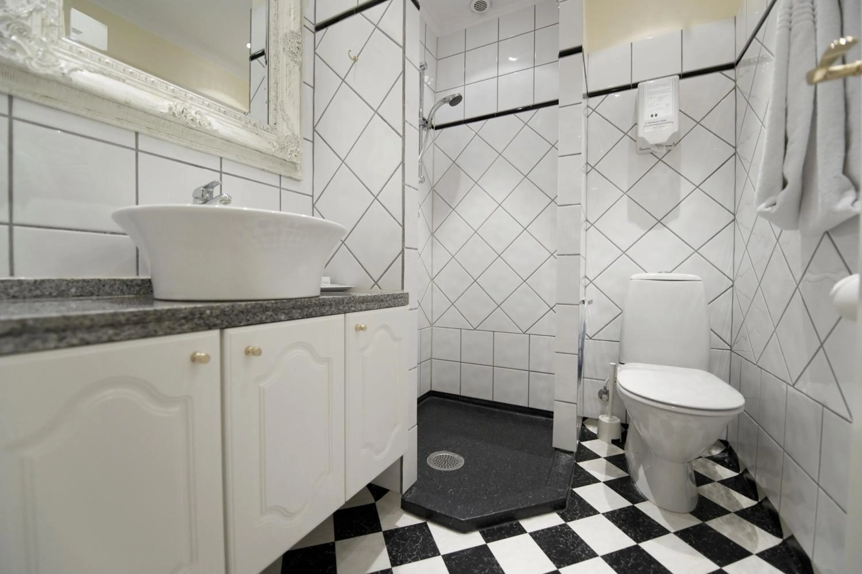 Shower in Hotel Tiffany