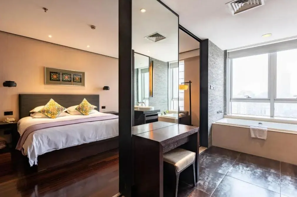 Toilet, Bed in SSAW Boutique Hotel Hangzhou Xiaoshan Yinlong Hangfachang Subway