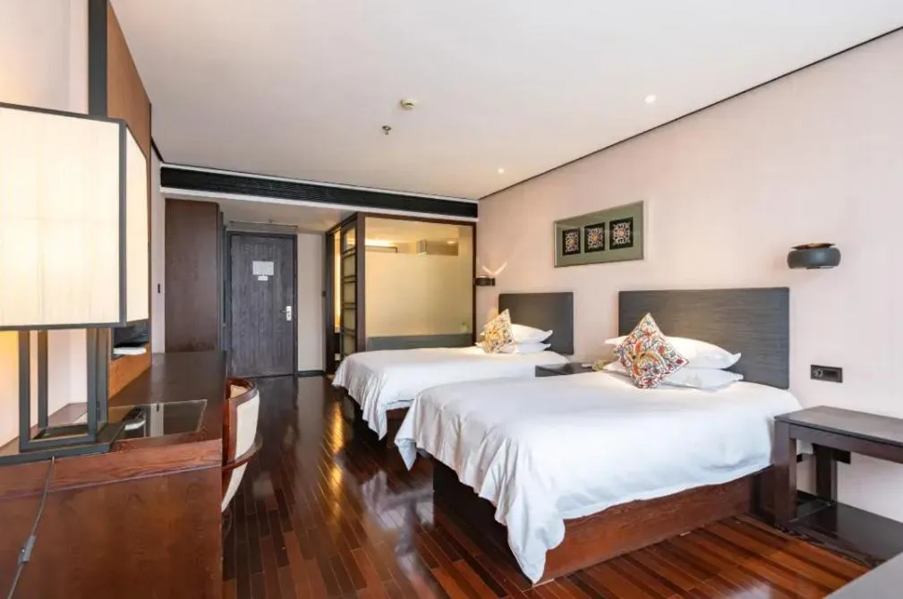 Photo of the whole room, Bed in SSAW Boutique Hotel Hangzhou Xiaoshan Yinlong Hangfachang Subway