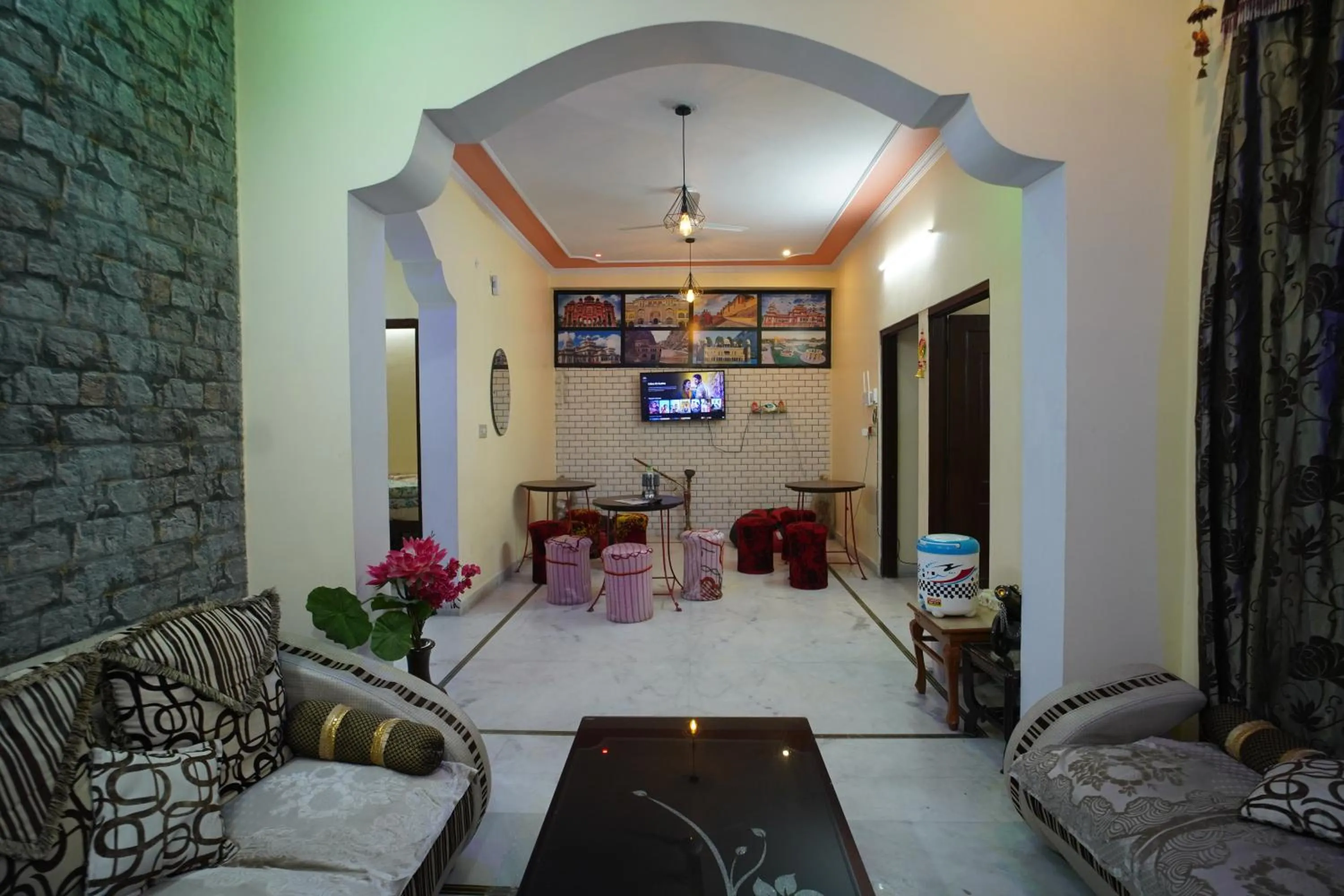 Restaurant/places to eat in Om Trance Homestay