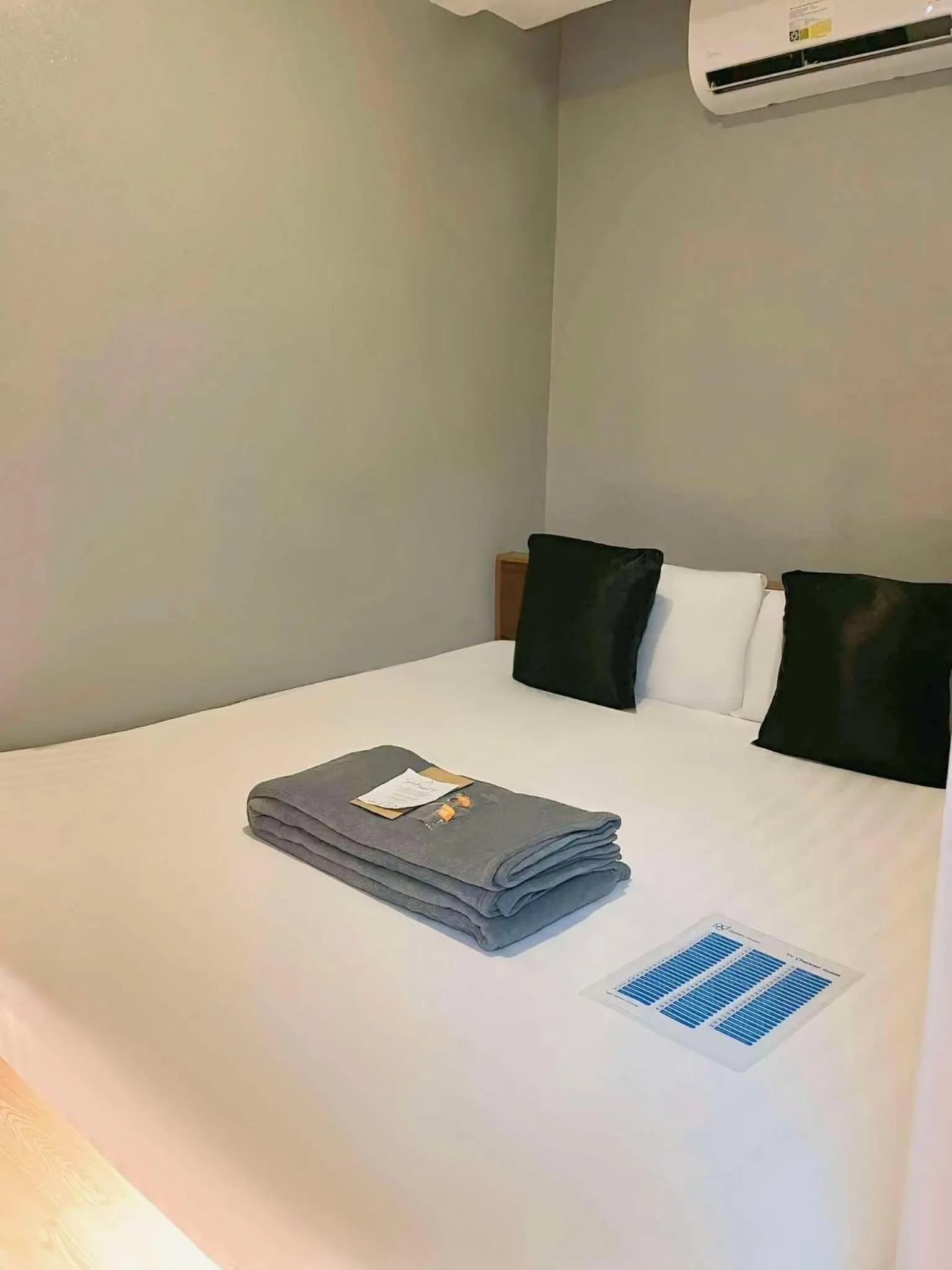 Bed in Selah Pods Hotel Manila