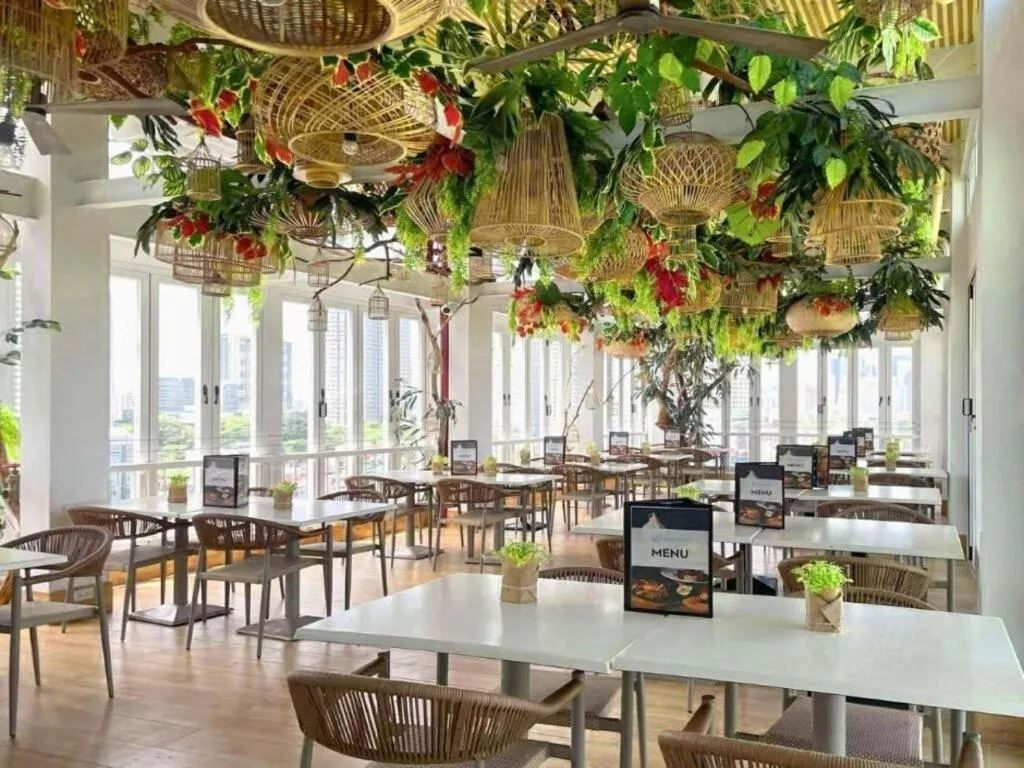 Restaurant/places to eat in Selah Pods Hotel Manila