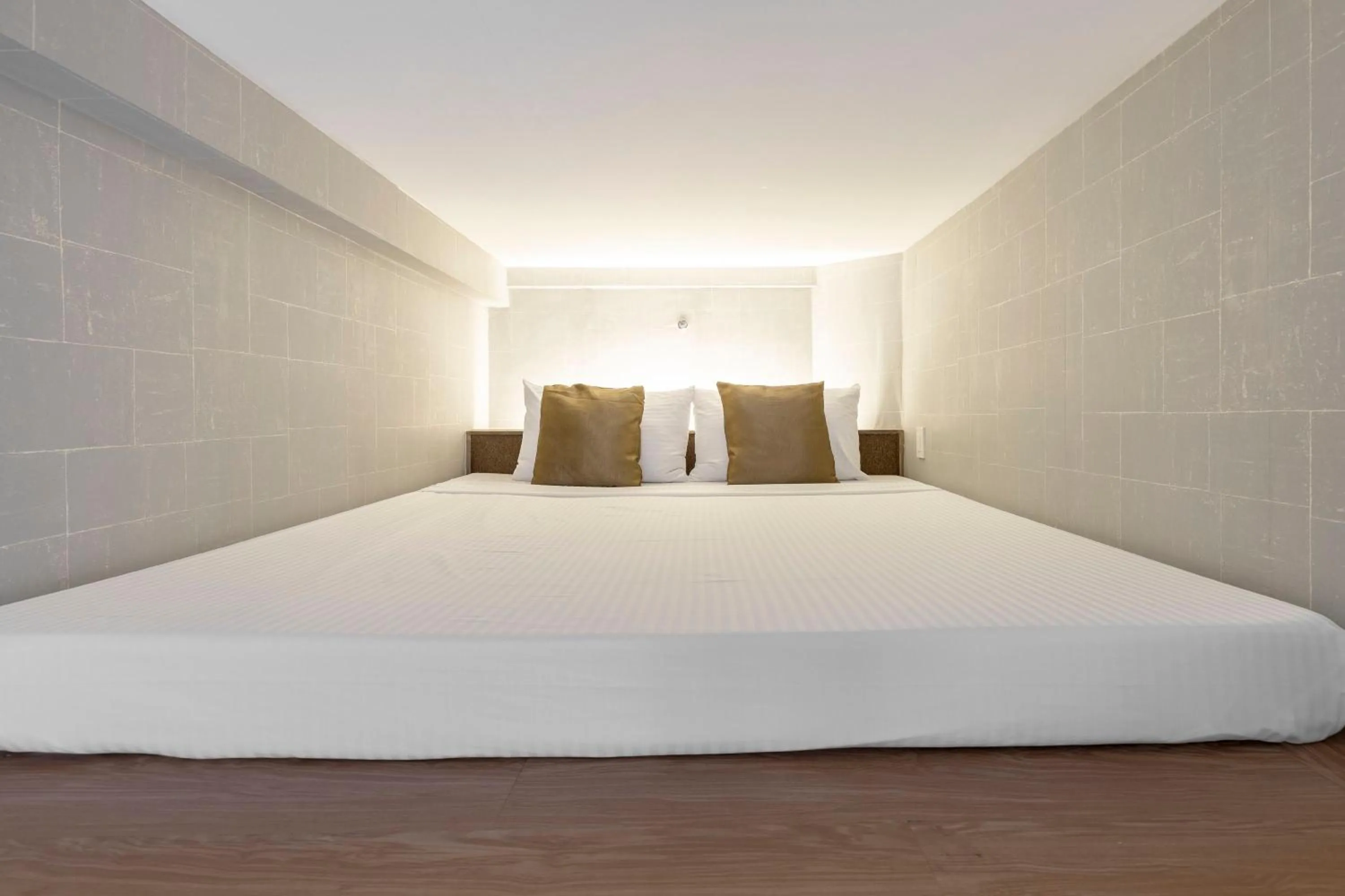 Bed in Selah Pods Hotel Manila