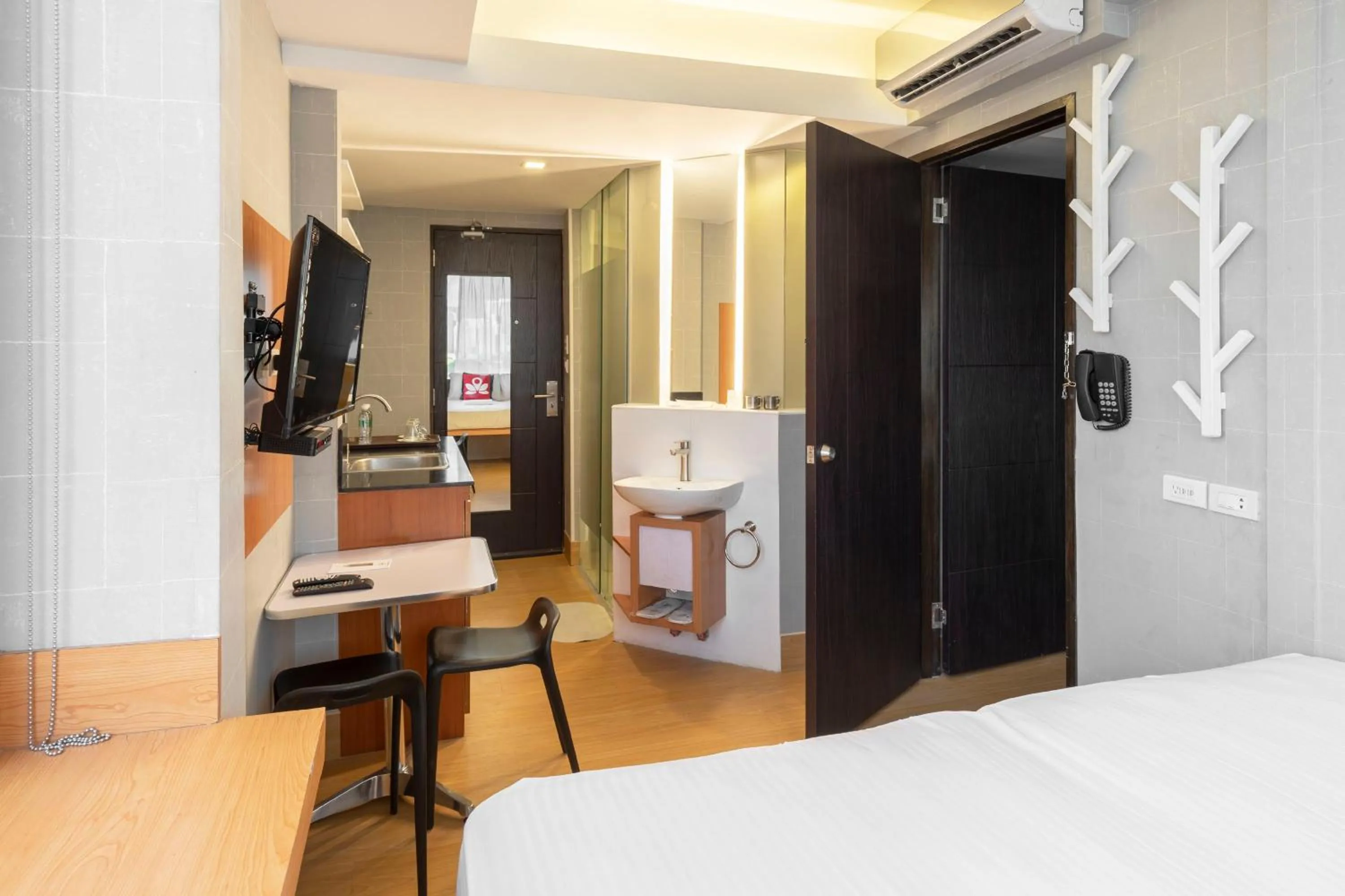 TV and multimedia, Bed in Selah Pods Hotel Manila
