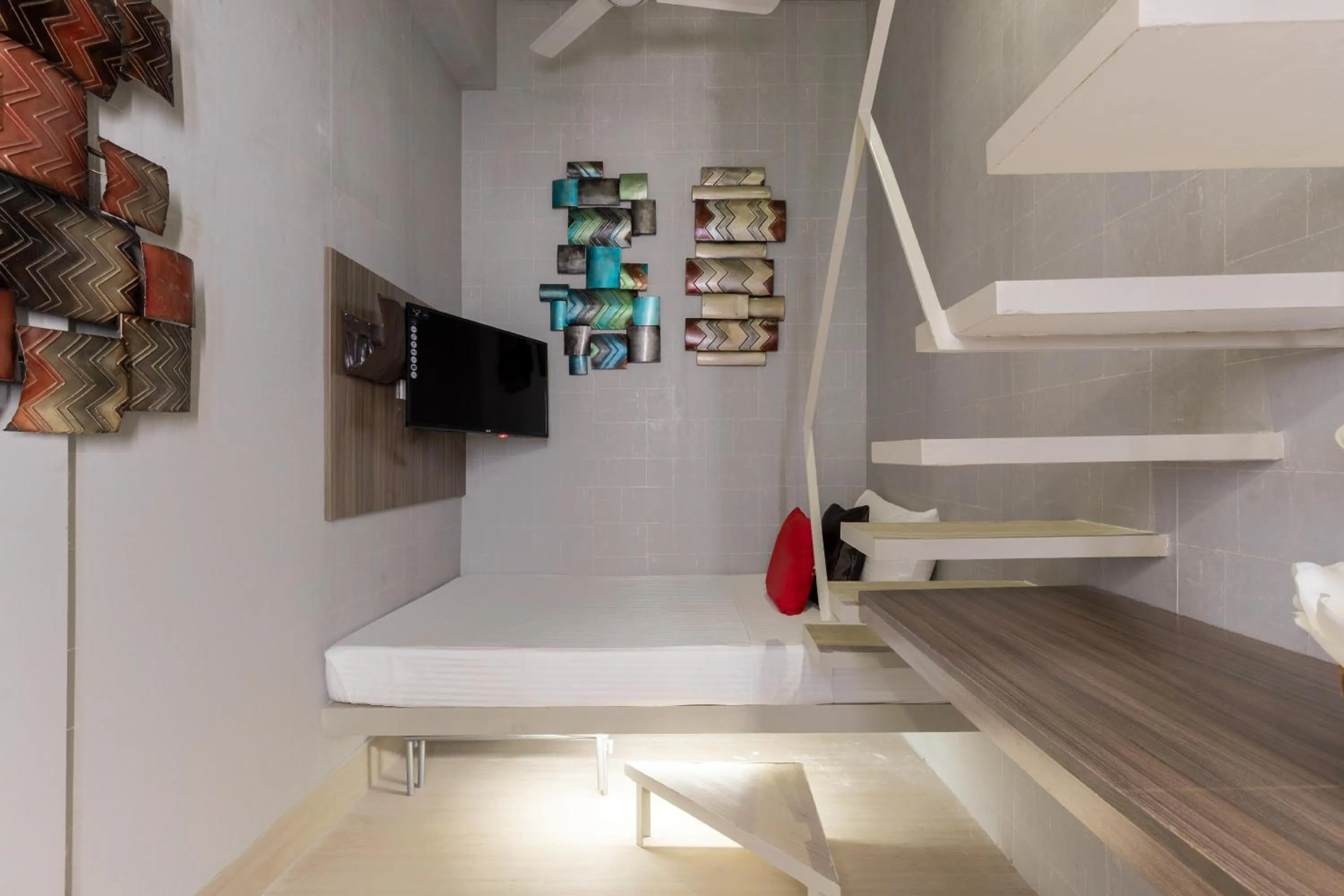 Bed in Selah Pods Hotel Manila