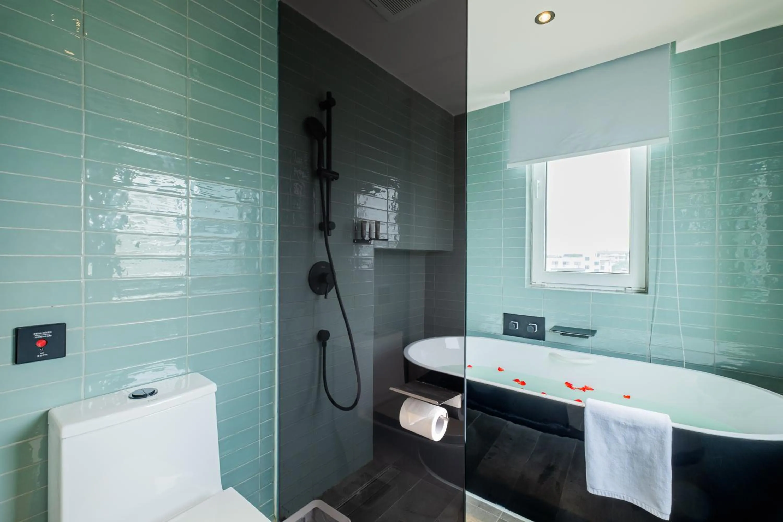 Shower in PACE HOTEL Suzhou Guanqian Branch