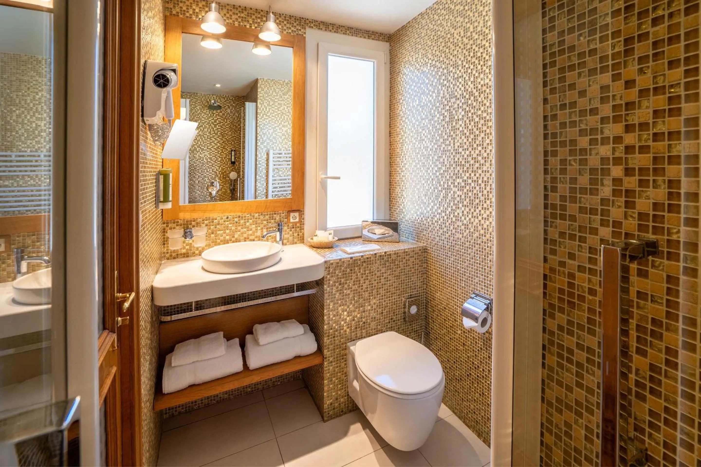 Shower in Best Western Premier Montfleuri