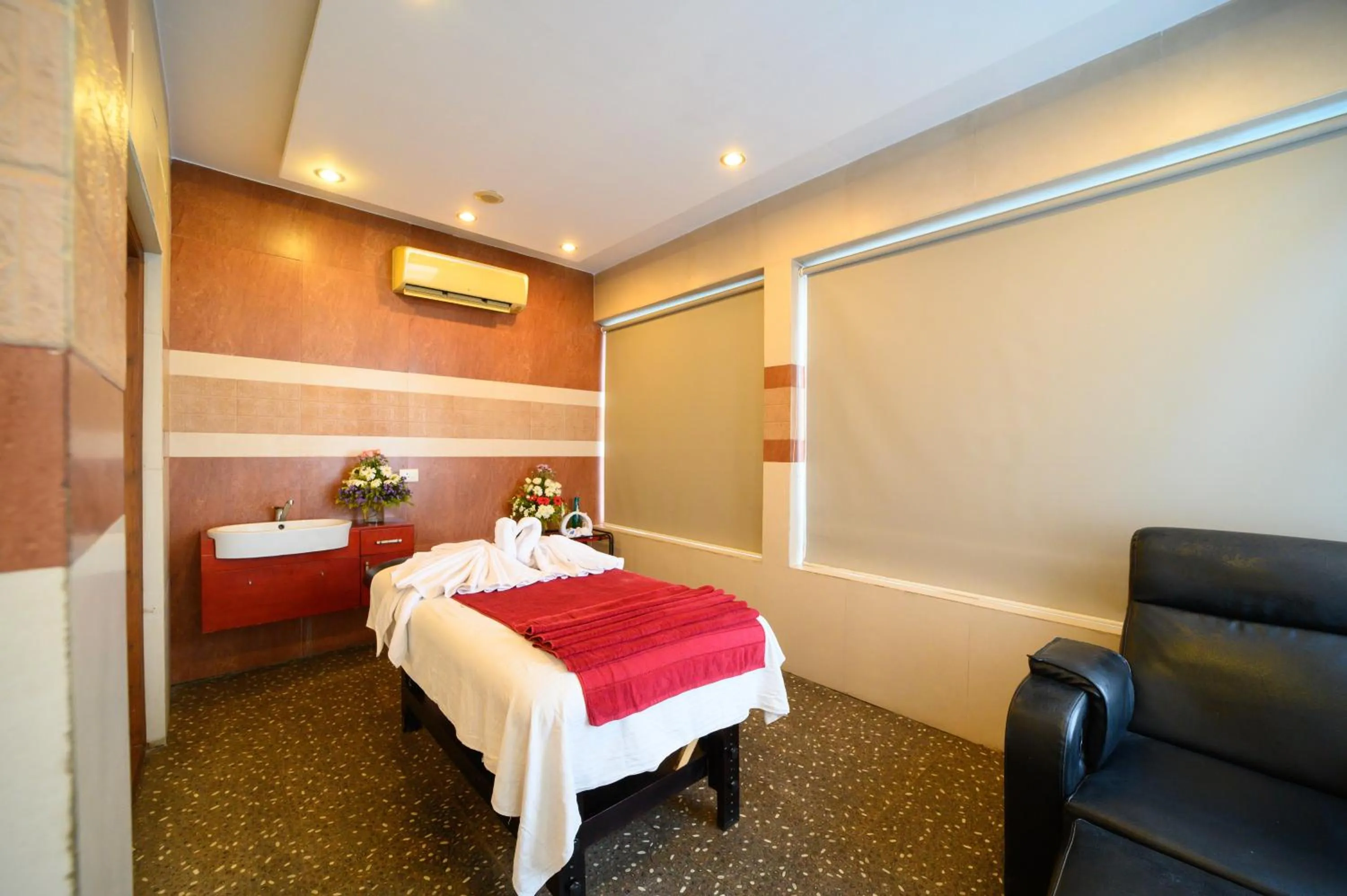 Spa and wellness centre/facilities, Bed in Sinclairs Siliguri