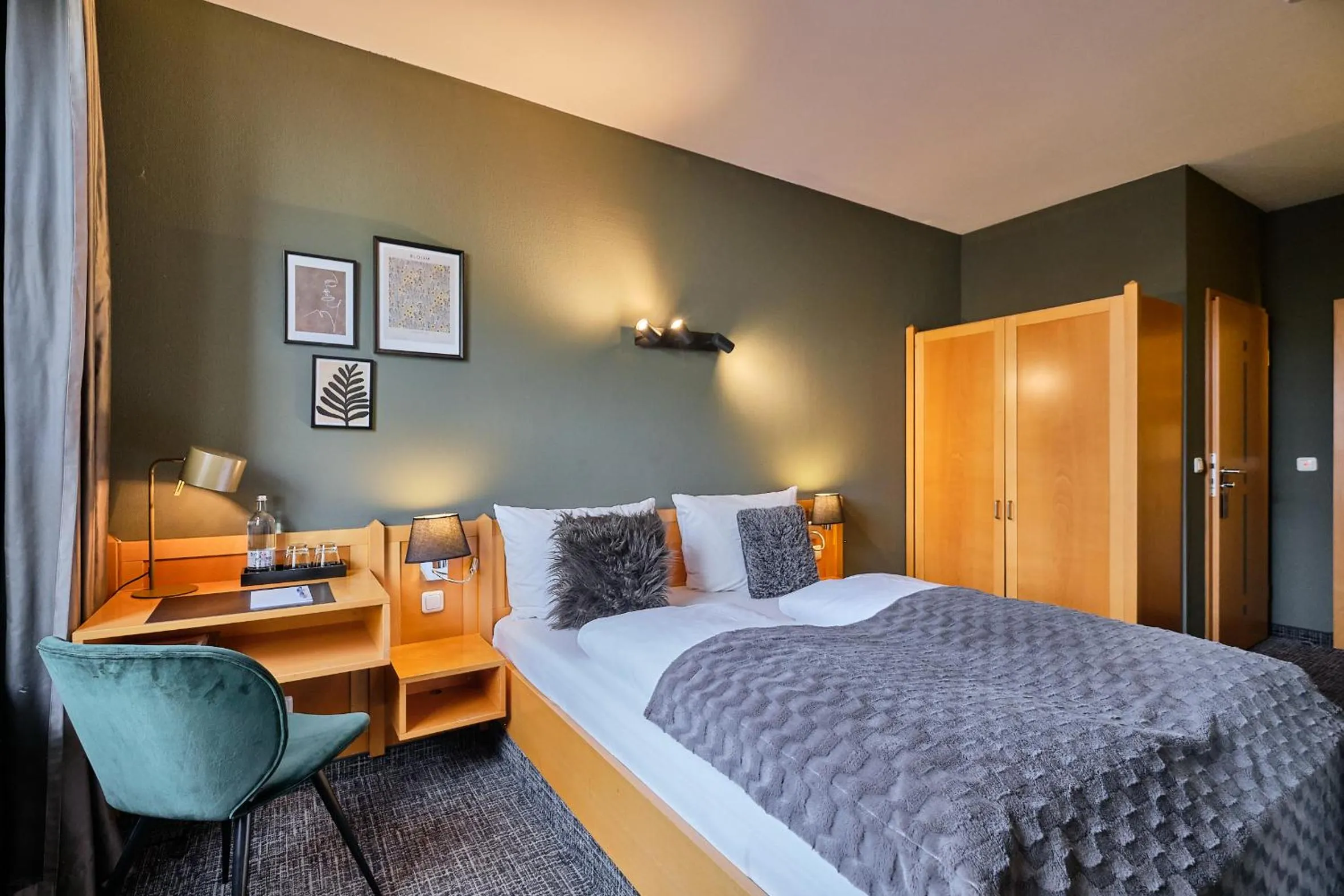 Bedroom, Bed in Hotel Roter Hahn