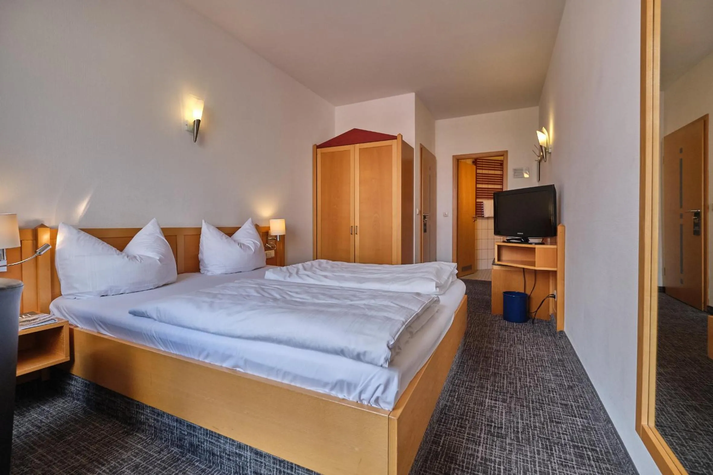 Bedroom, Bed in Hotel Roter Hahn