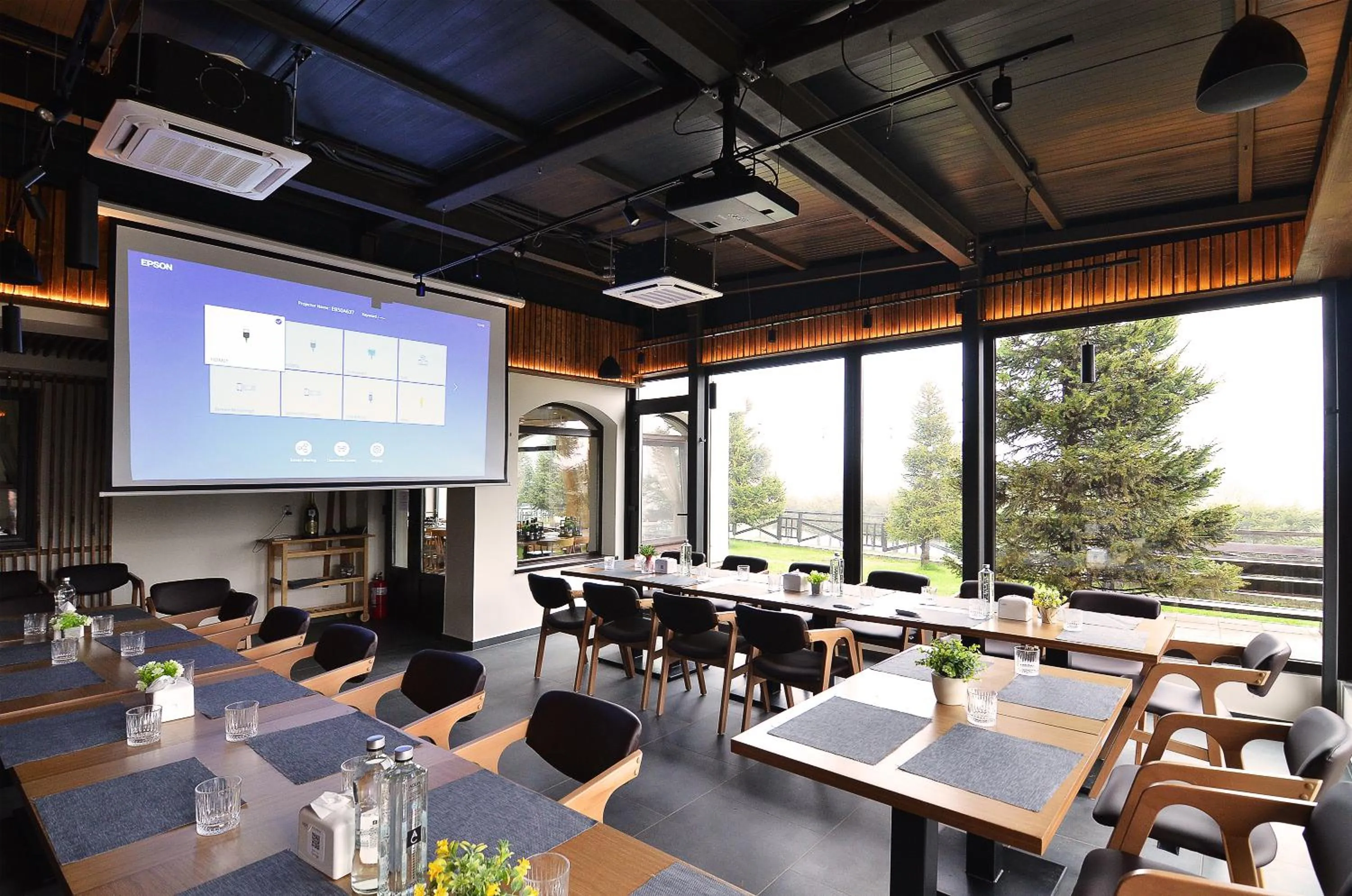 Restaurant/places to eat in Pensiune & Restaurant Victoria