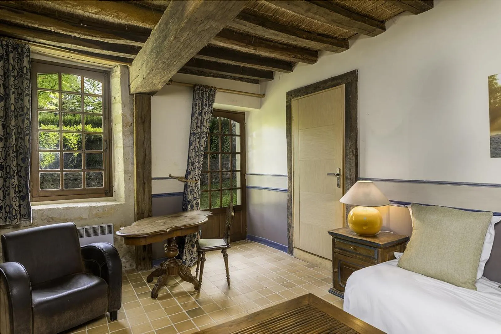 Living room, Bed in Domaine De Villeray