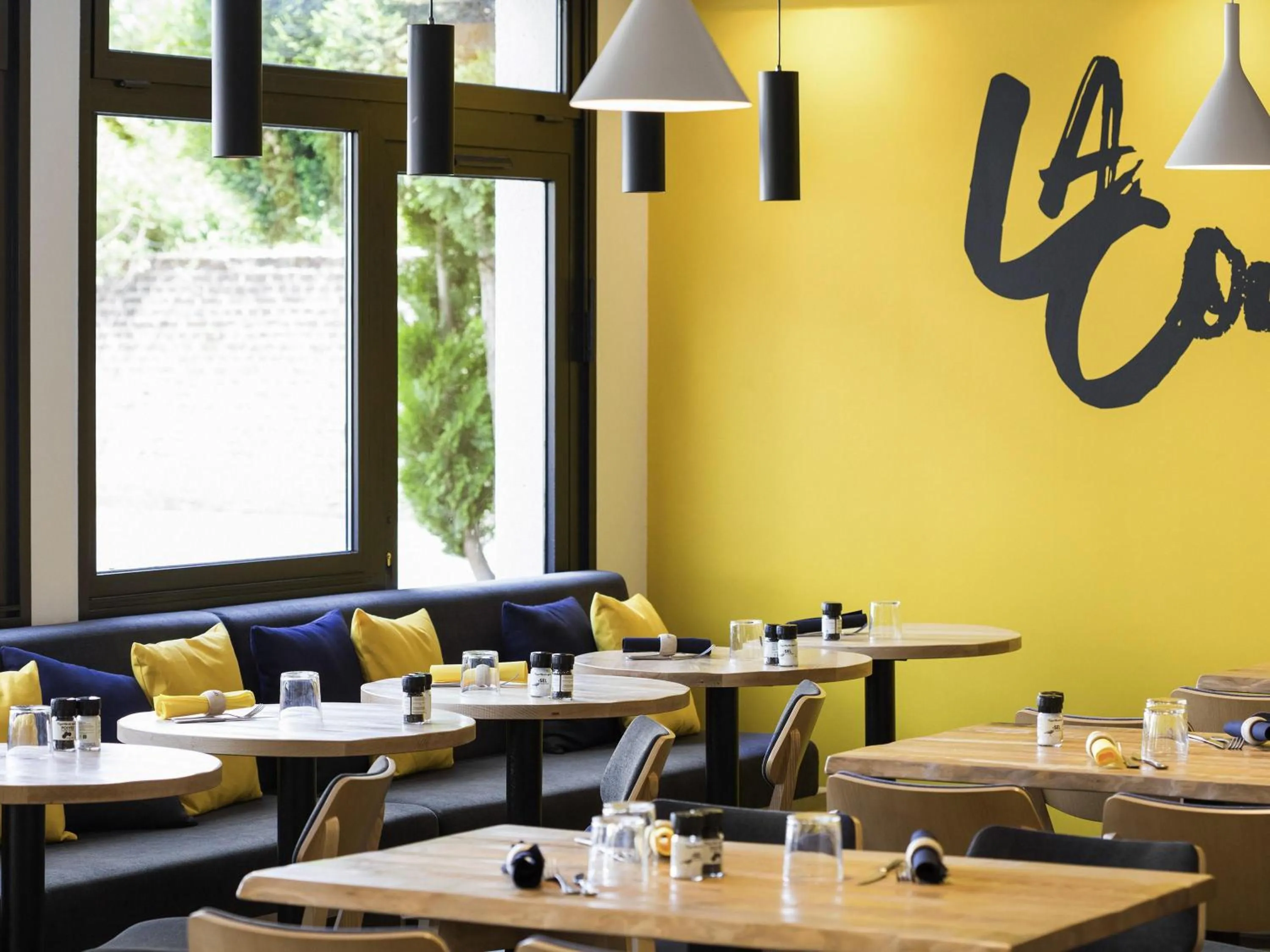 Restaurant/places to eat in ibis Lille Lomme Centre