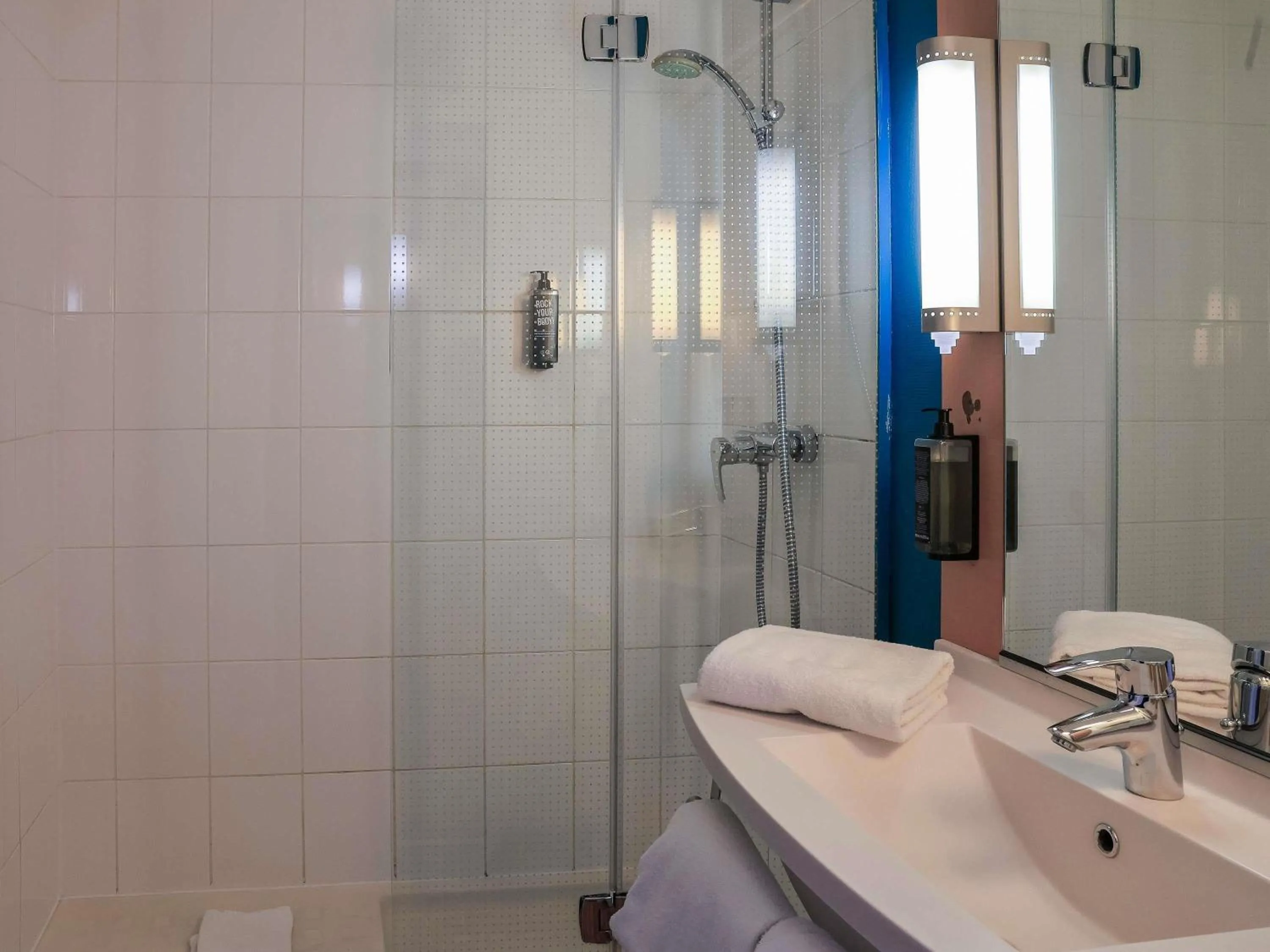 Bedroom in ibis Lille Lomme Centre