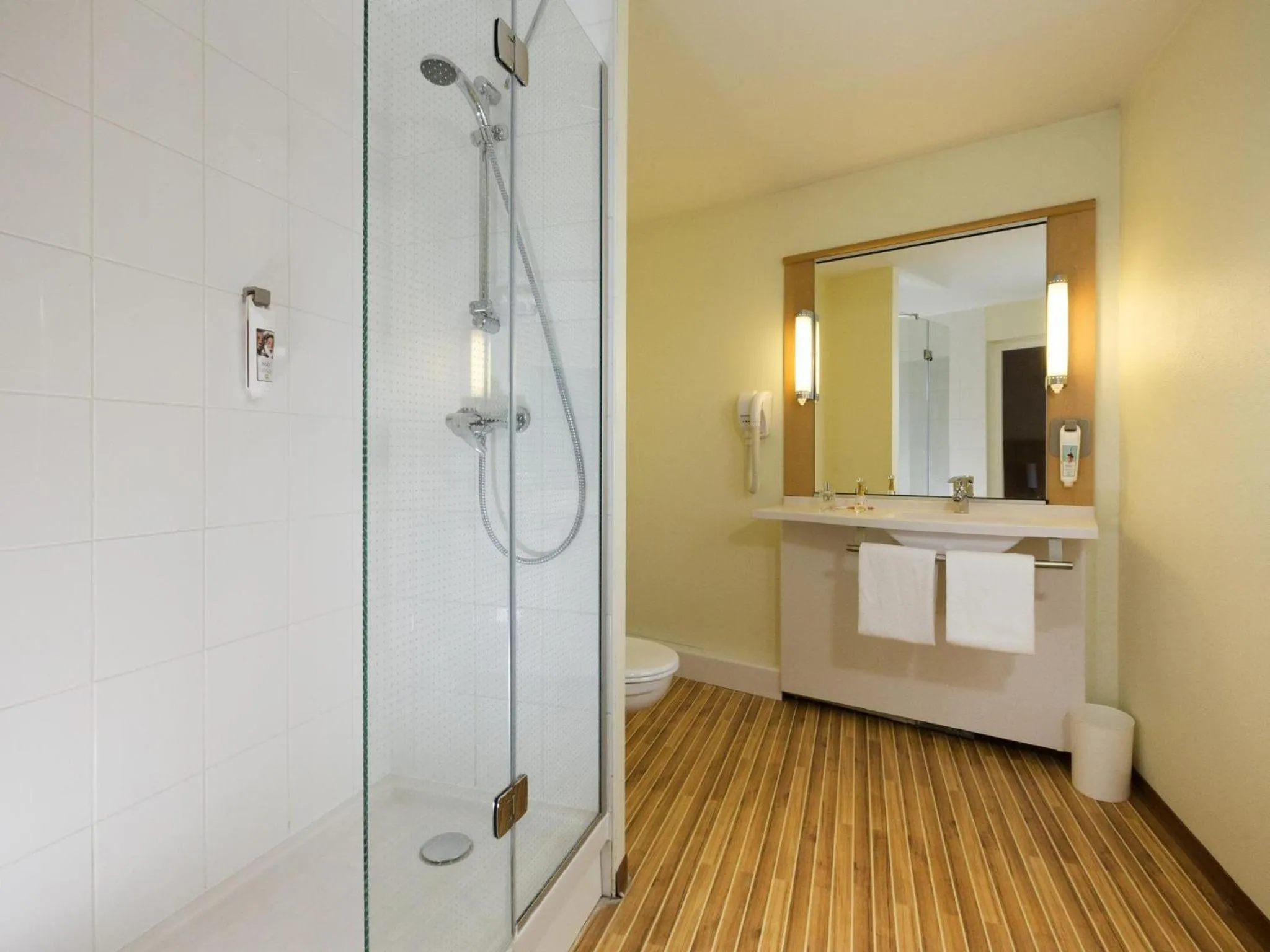 Bedroom in ibis Lille Lomme Centre