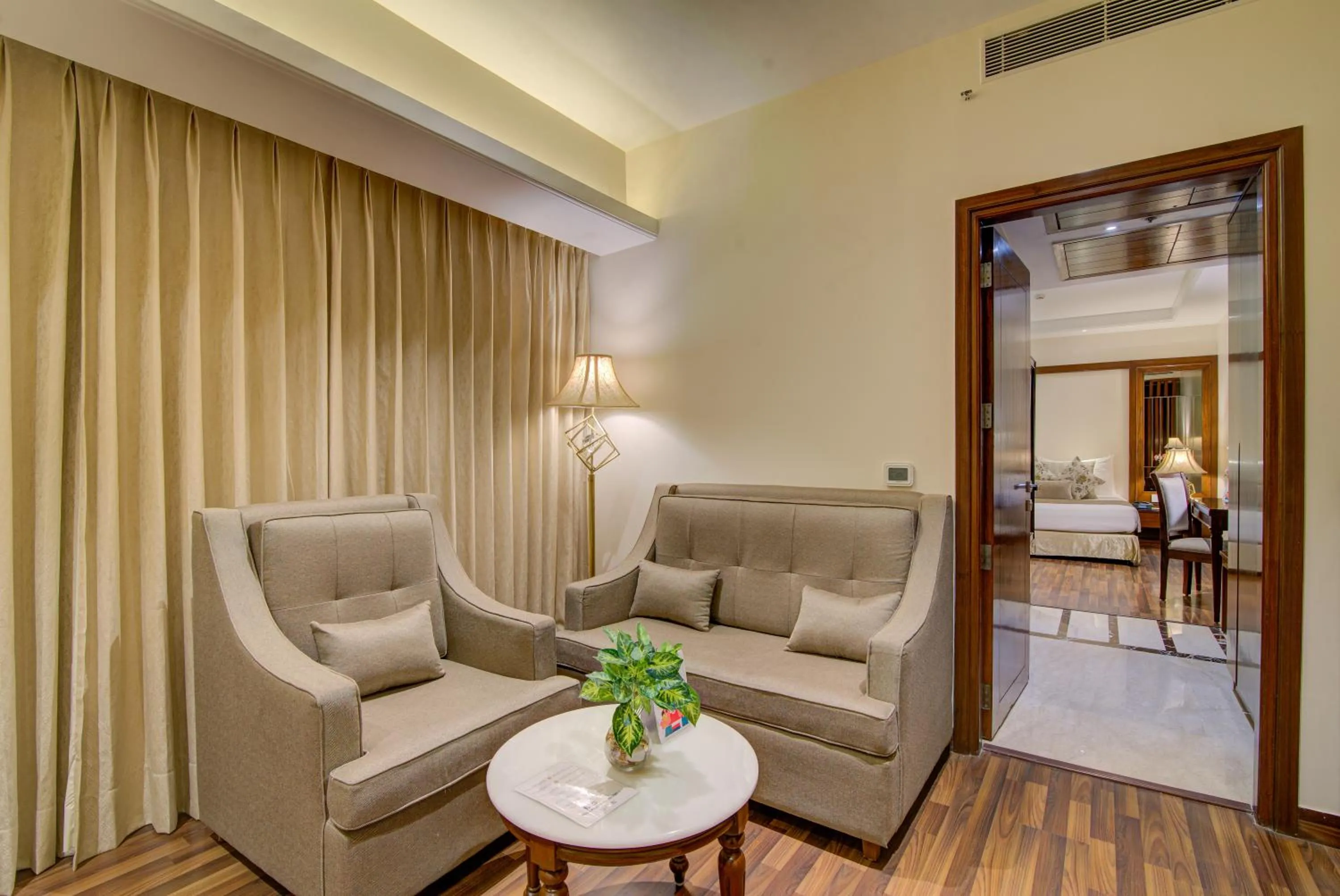 Seating area in Hotel Home In By Amrik Sukhdev