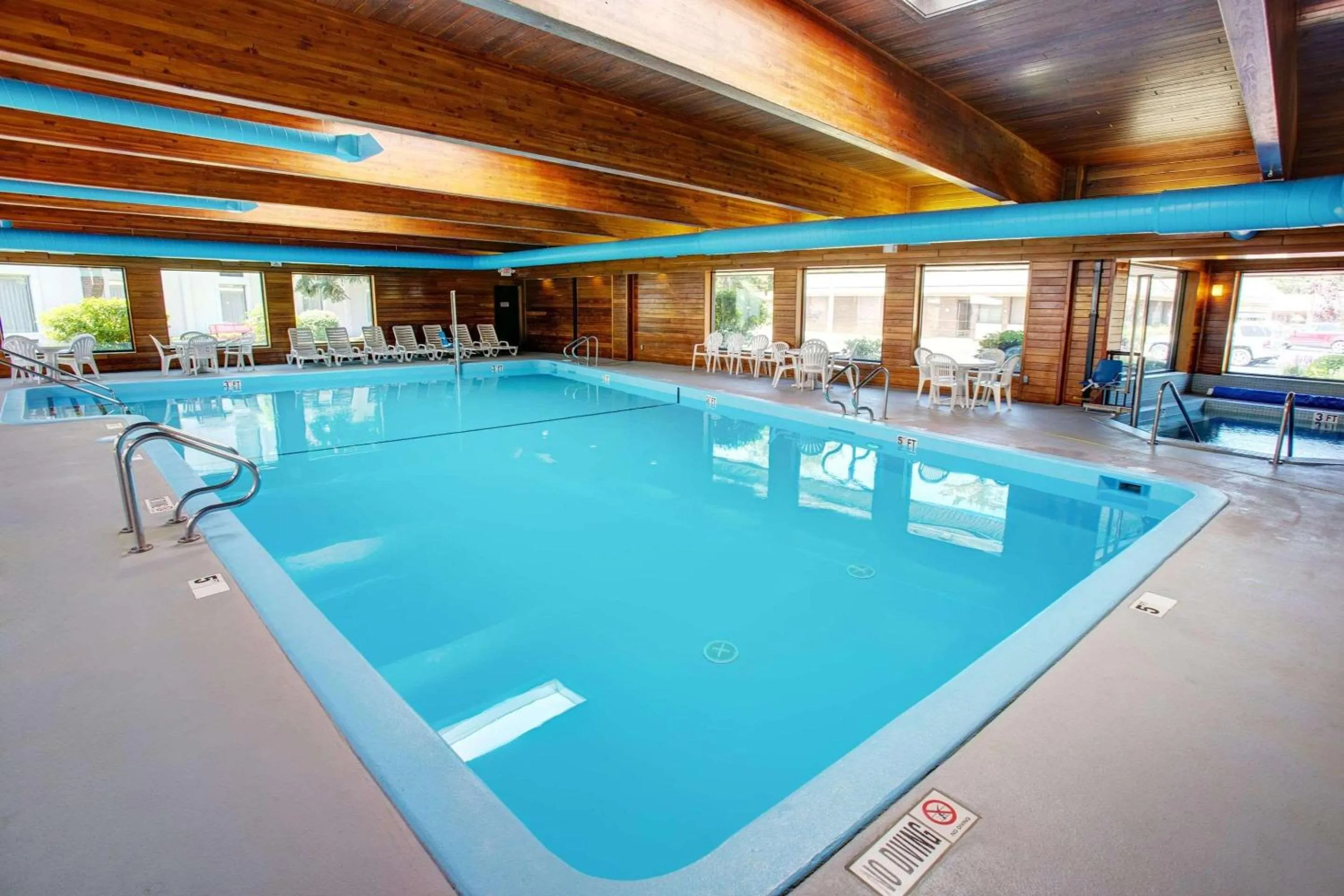 Swimming pool in Country Inn & Suites by Radisson, Traverse City, MI