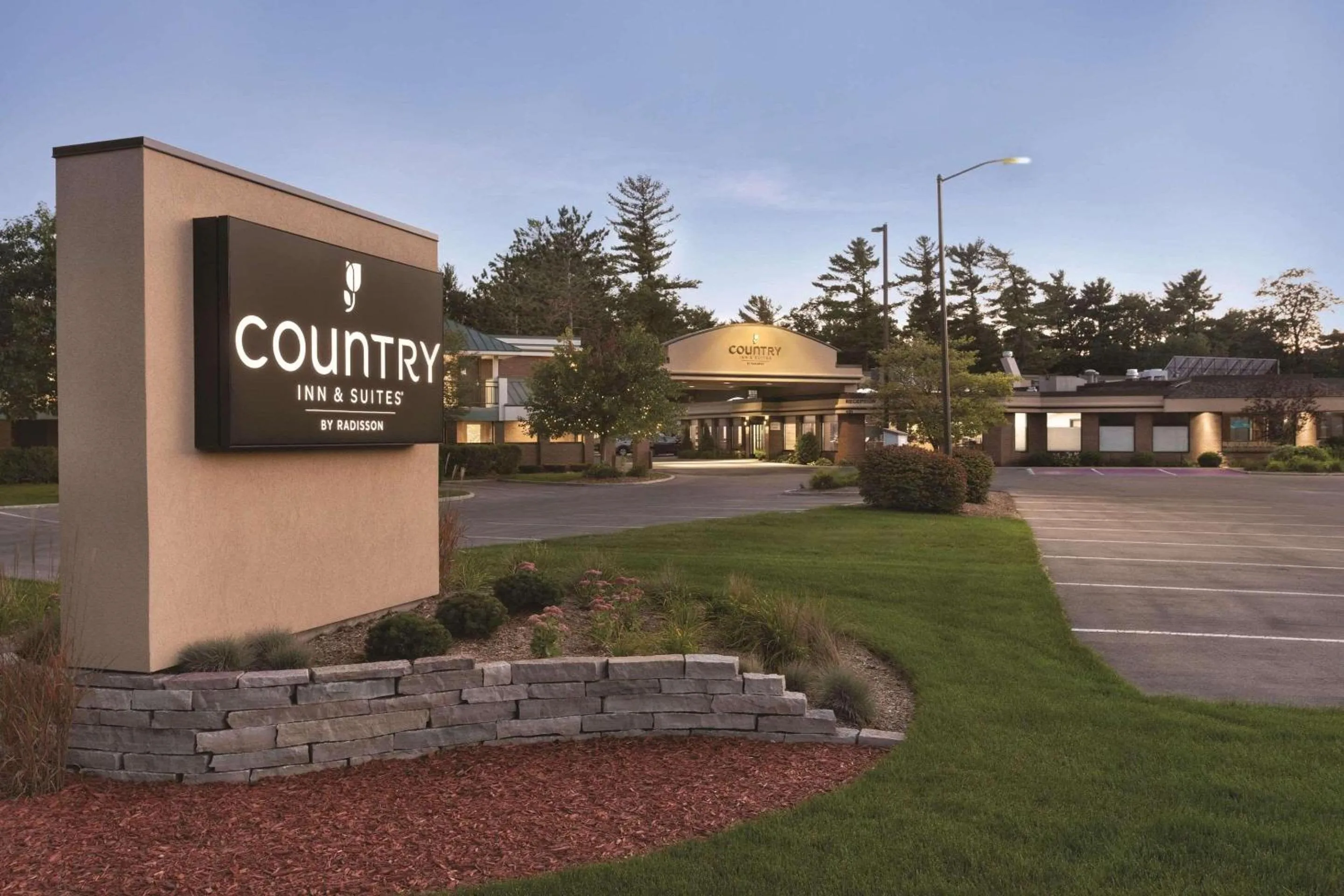Property building in Country Inn & Suites by Radisson, Traverse City, MI
