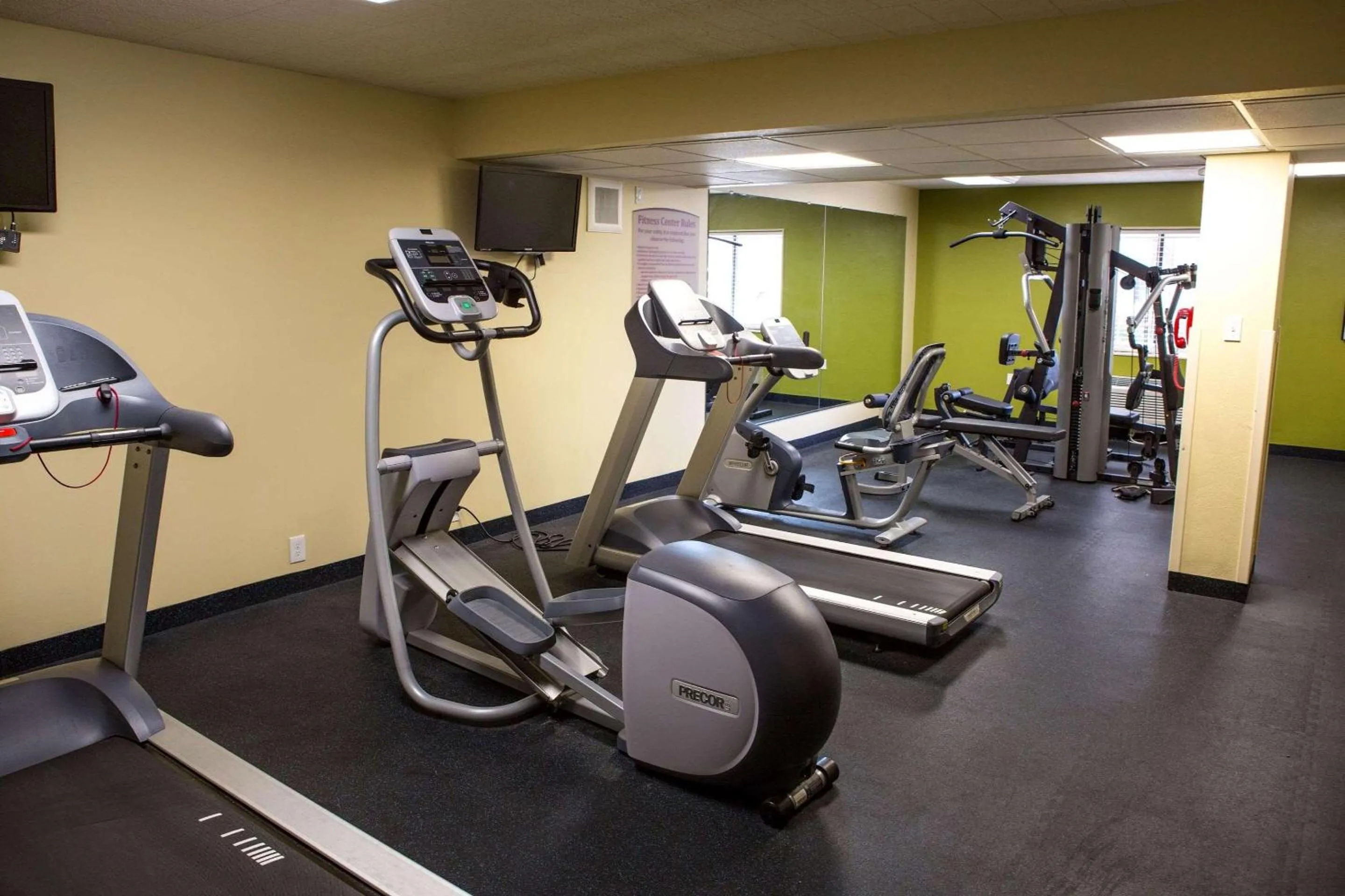 Fitness centre/facilities in Country Inn & Suites by Radisson, Traverse City, MI