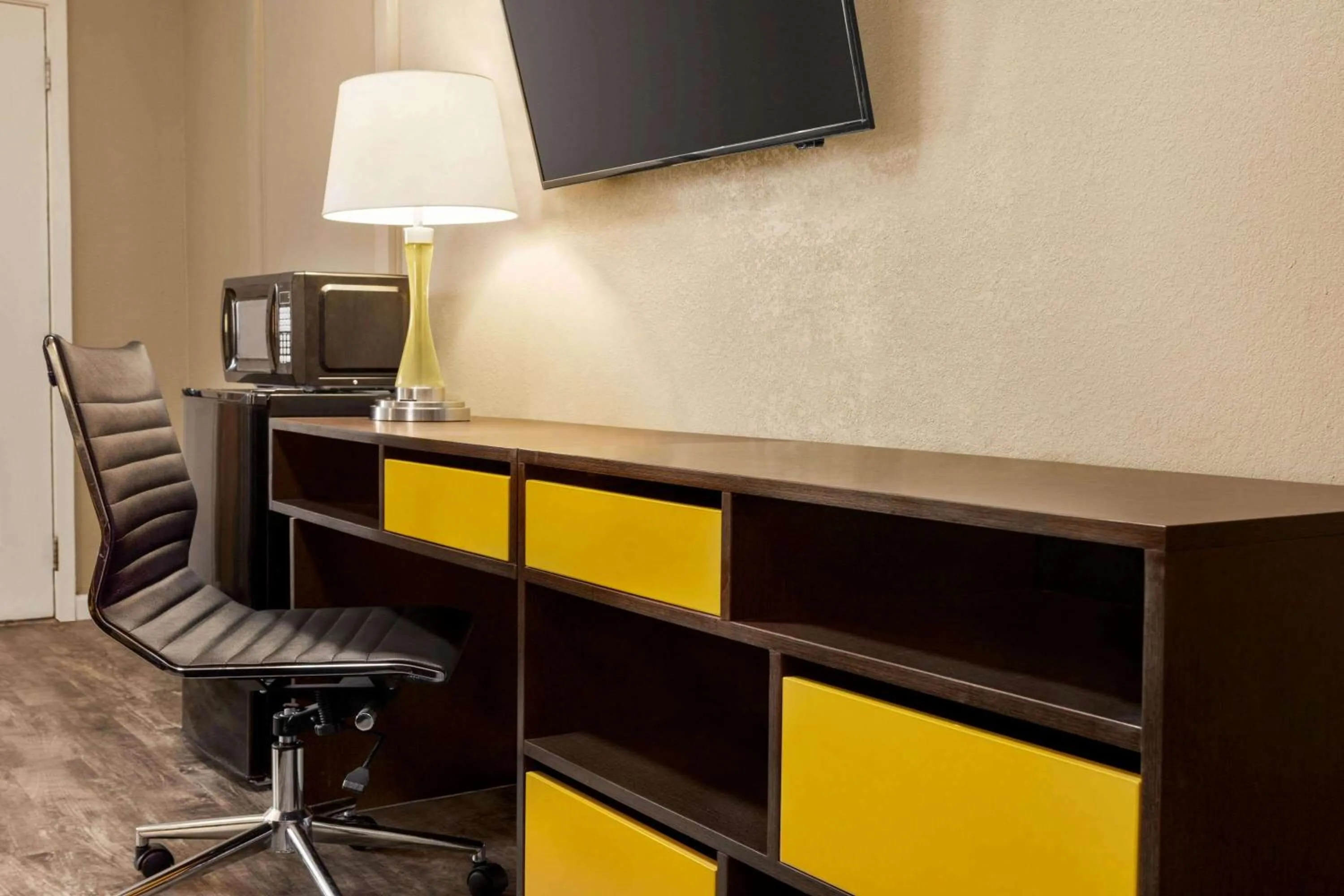 Photo of the whole room in Super 8 by Wyndham Brookhaven