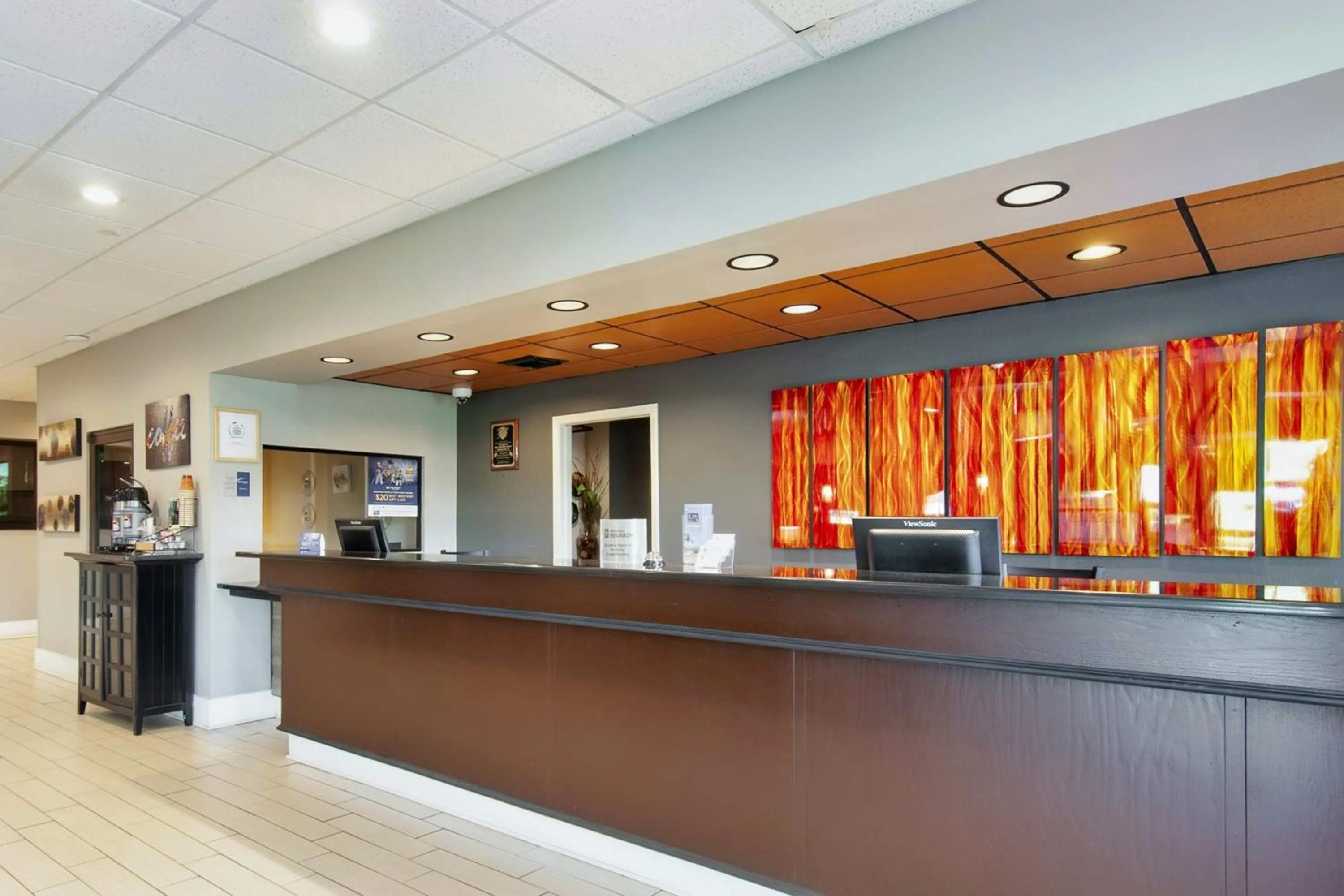 Lobby or reception in Days Inn & Suites by Wyndham Johnson City