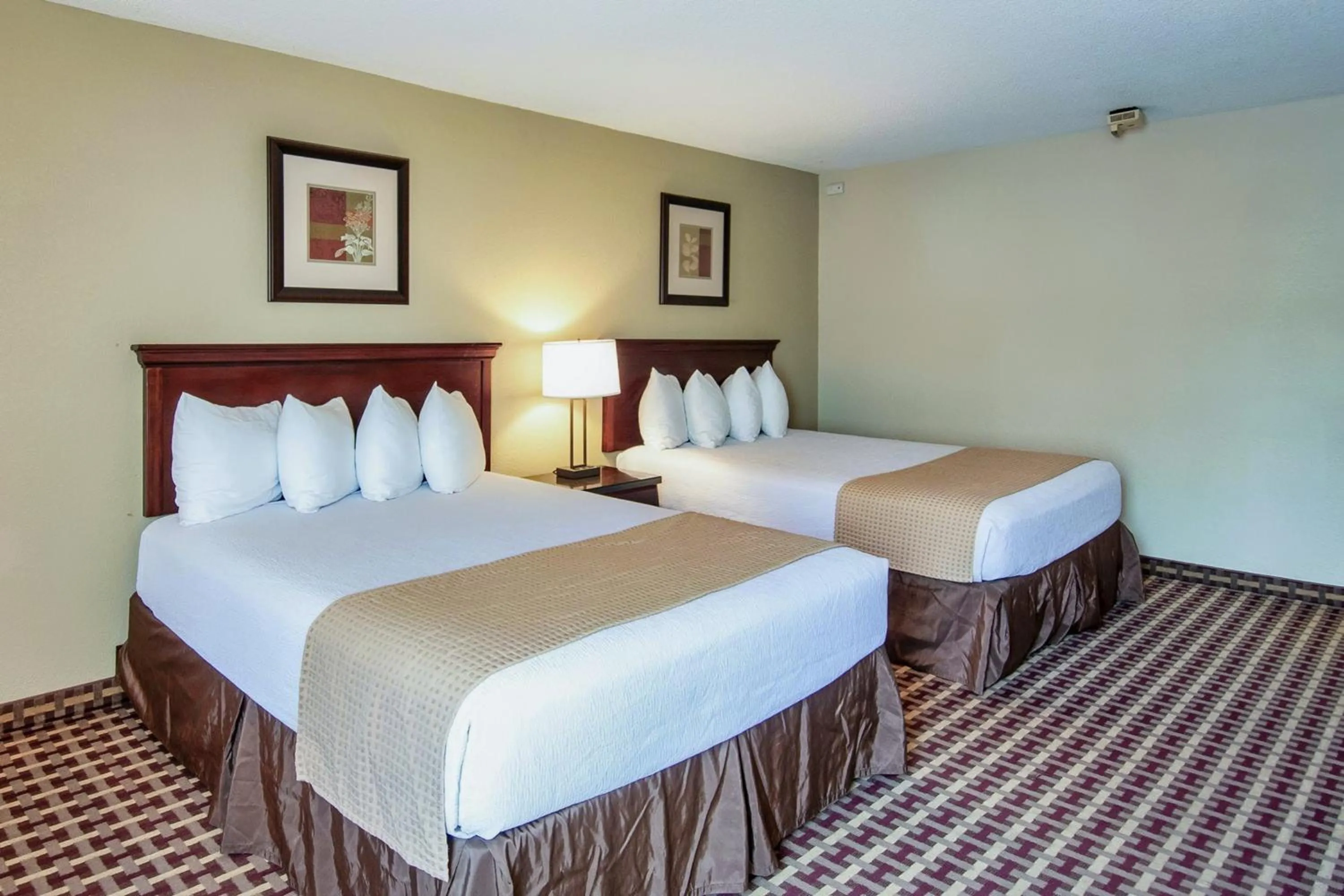 Bedroom, Bed in Days Inn & Suites by Wyndham Johnson City