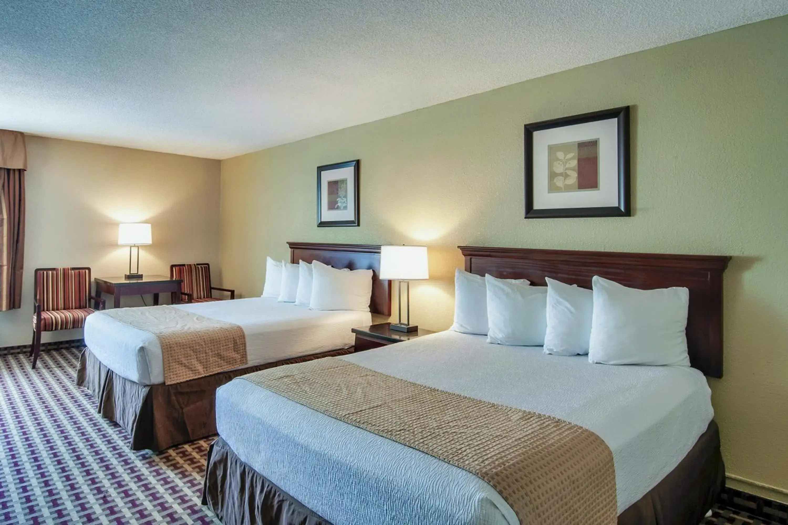 Deluxe Room with 2 Queen Beds, Non-Smoking in Days Inn & Suites by Wyndham Johnson City Deluxe Room with 2 Queen Beds, Non-Smoking in Days Inn & Suites by Wyndham Johnson City