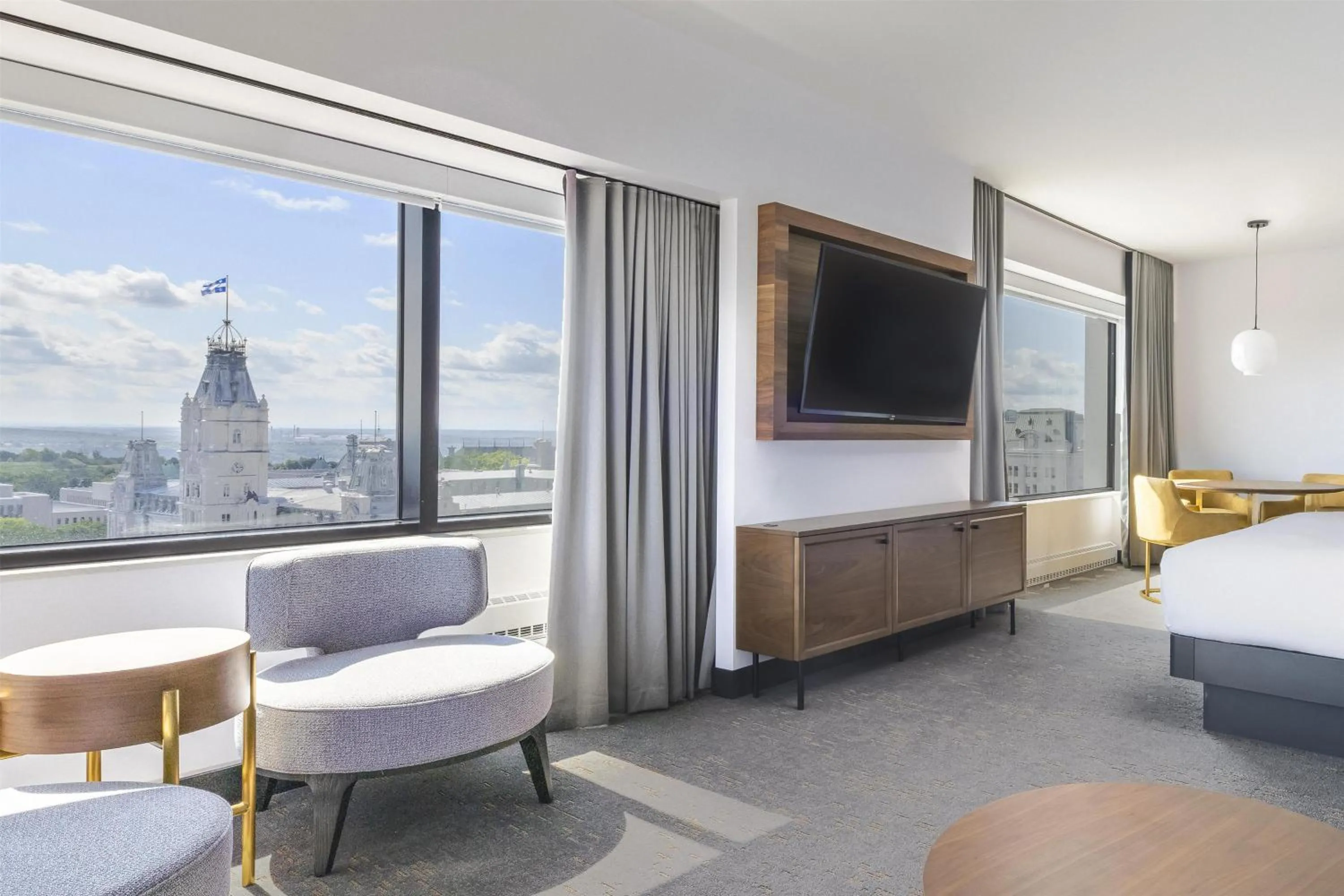 Photo of the whole room, Bed in Hilton Quebec