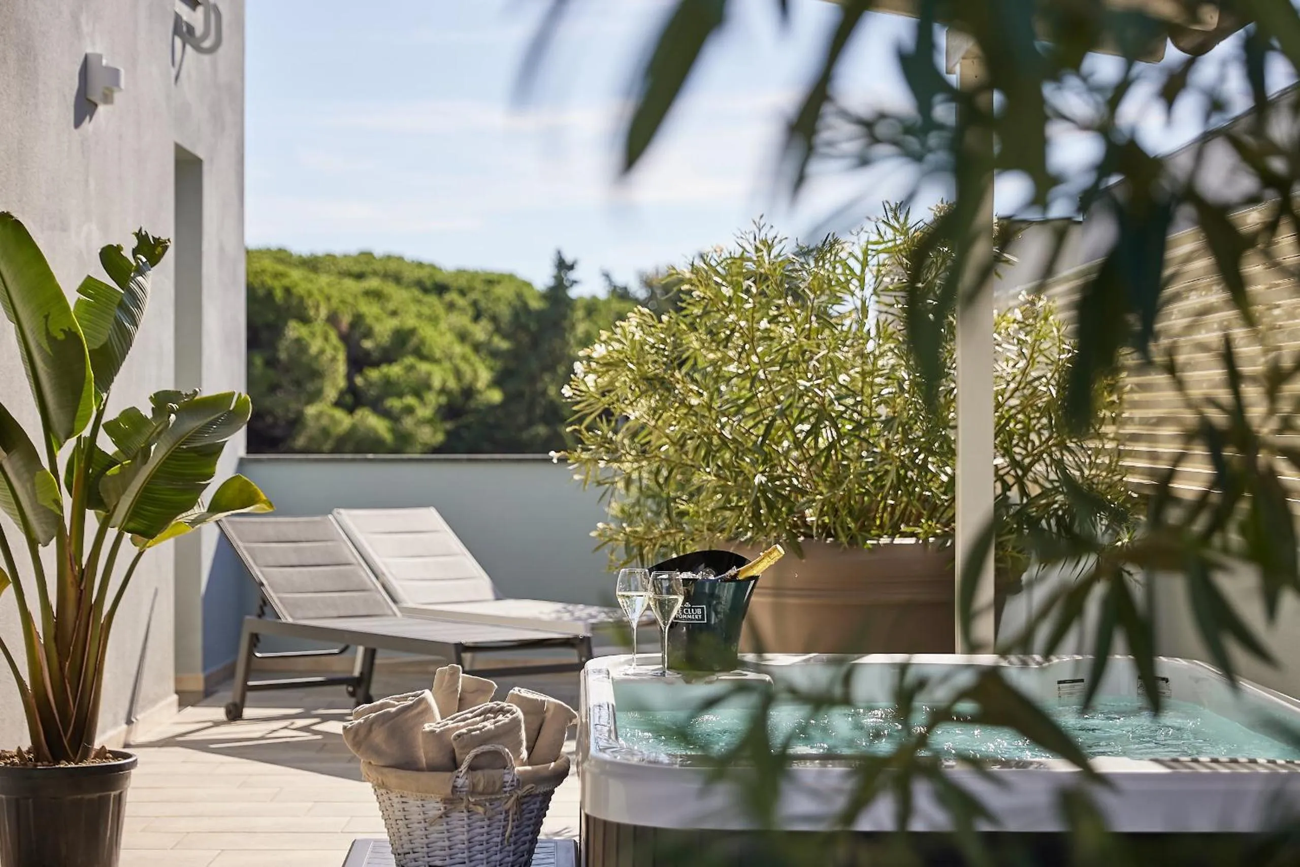 Hot Tub in Golden Apartments