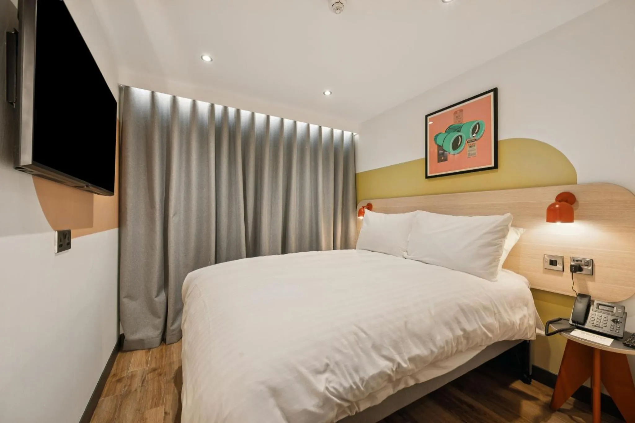 Bedroom, Bed in Garner Hotel Edinburgh - Haymarket by IHG