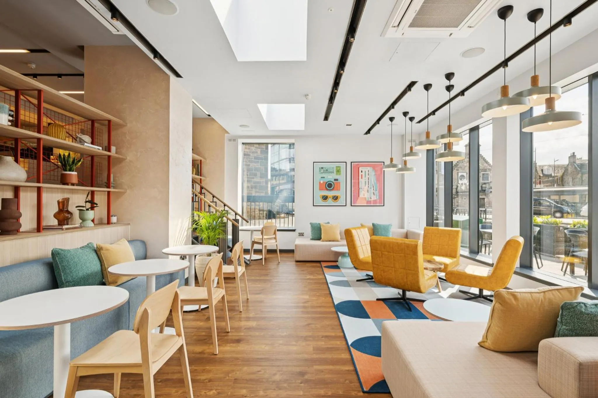 Communal lounge/ TV room in Garner Hotel Edinburgh - Haymarket by IHG