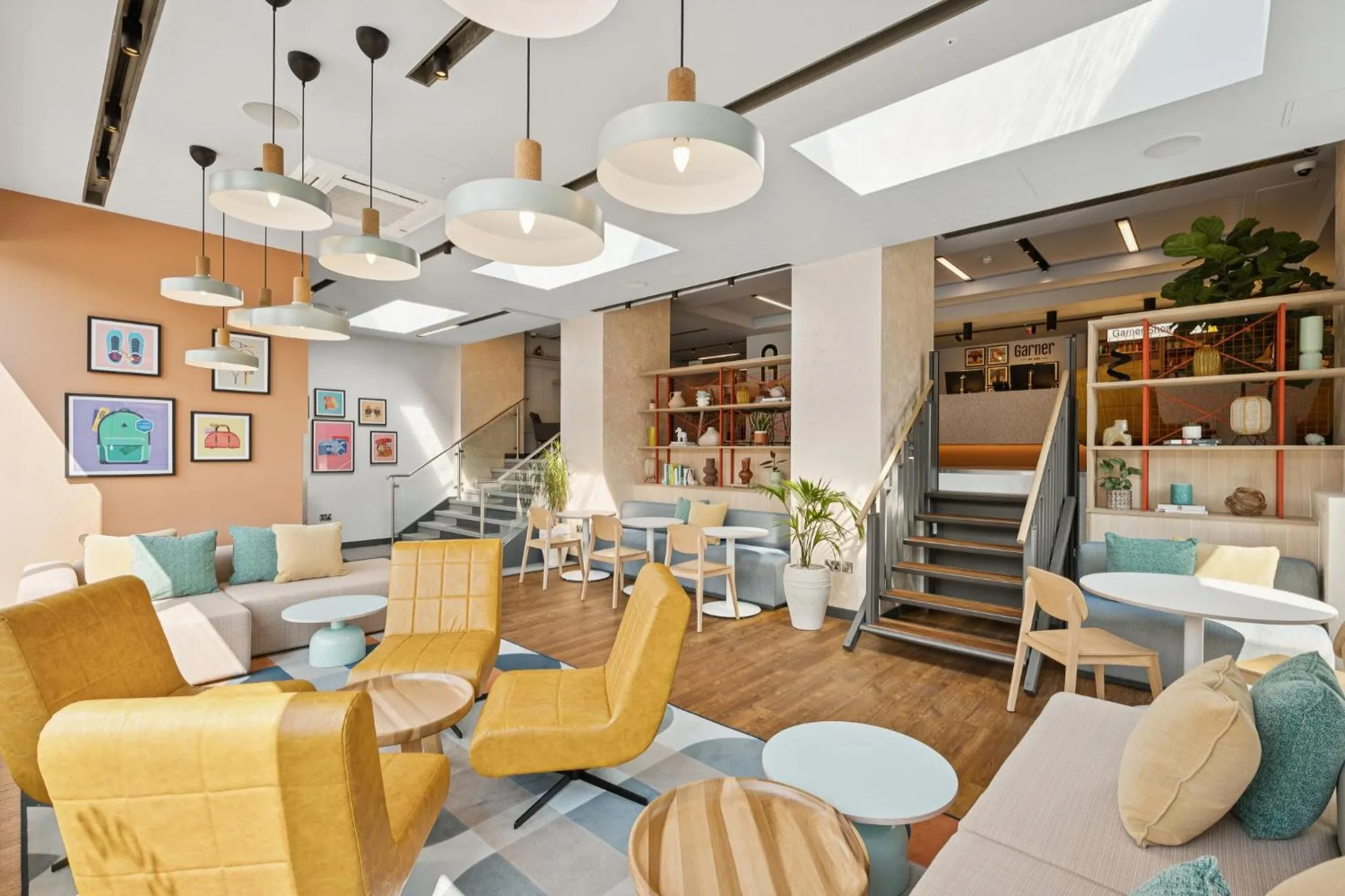 Lounge or bar in Garner Hotel Edinburgh - Haymarket by IHG