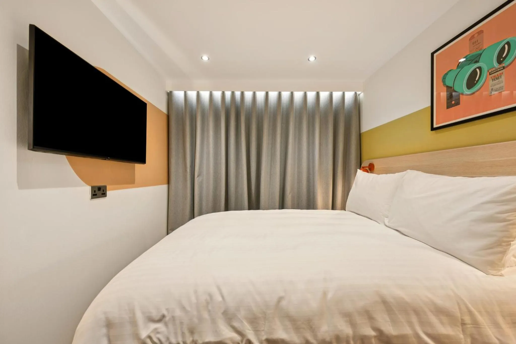 Bedroom, Bed in Garner Hotel Edinburgh - Haymarket by IHG