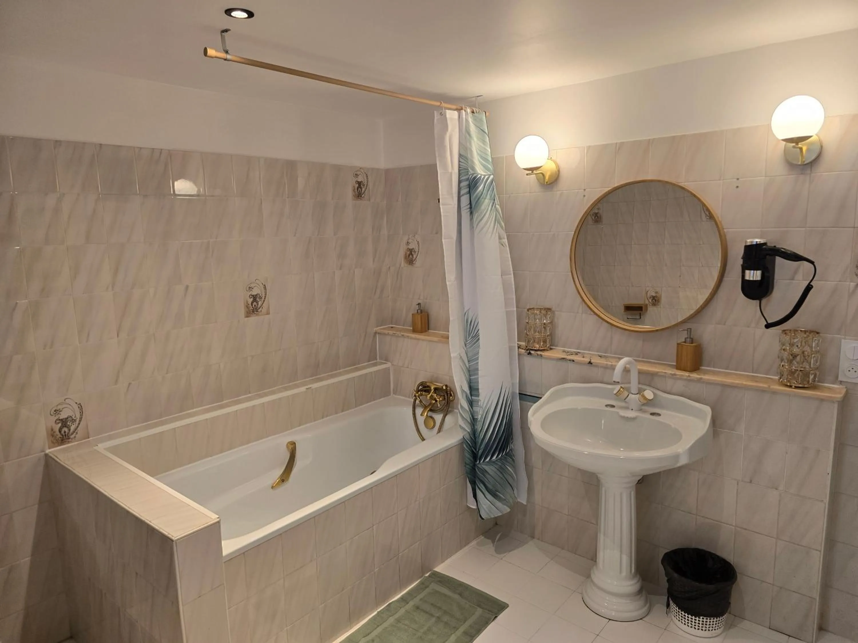 Bathroom in Hôtel L'Alsace