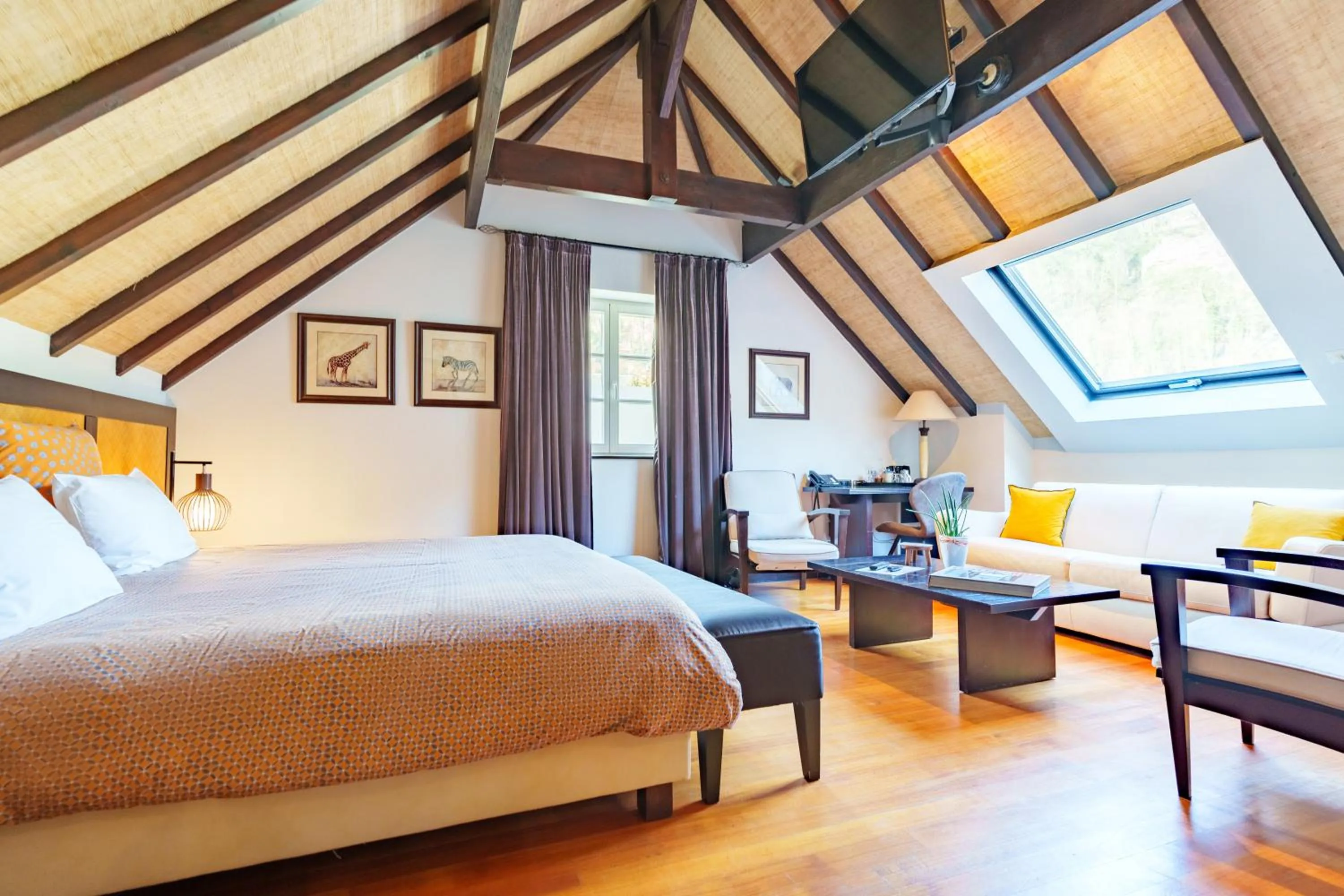 Living room, Bed in Les Jardins d'Anaïs