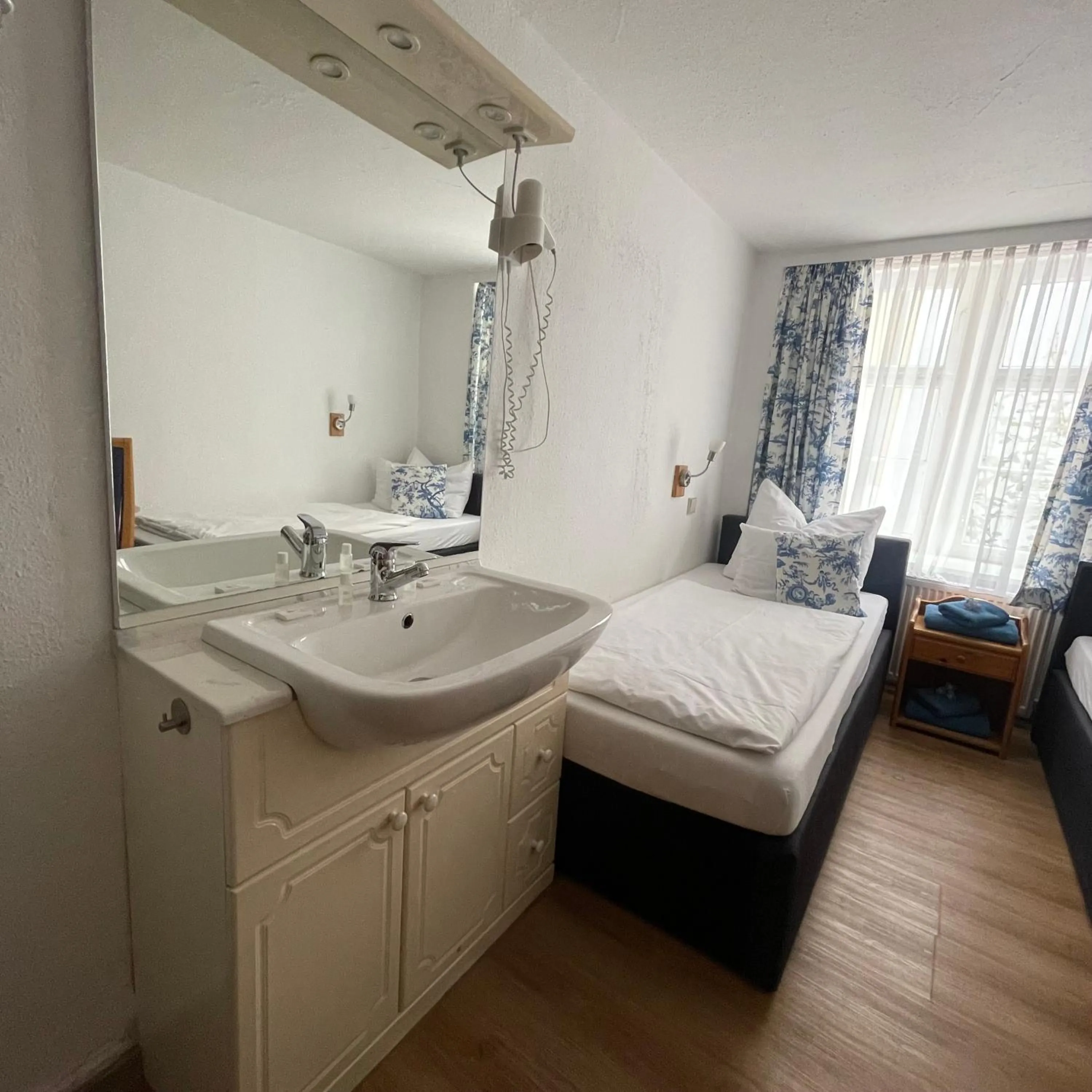 Photo of the whole room, Bed in Hotel Gasthof Inselgraben garni