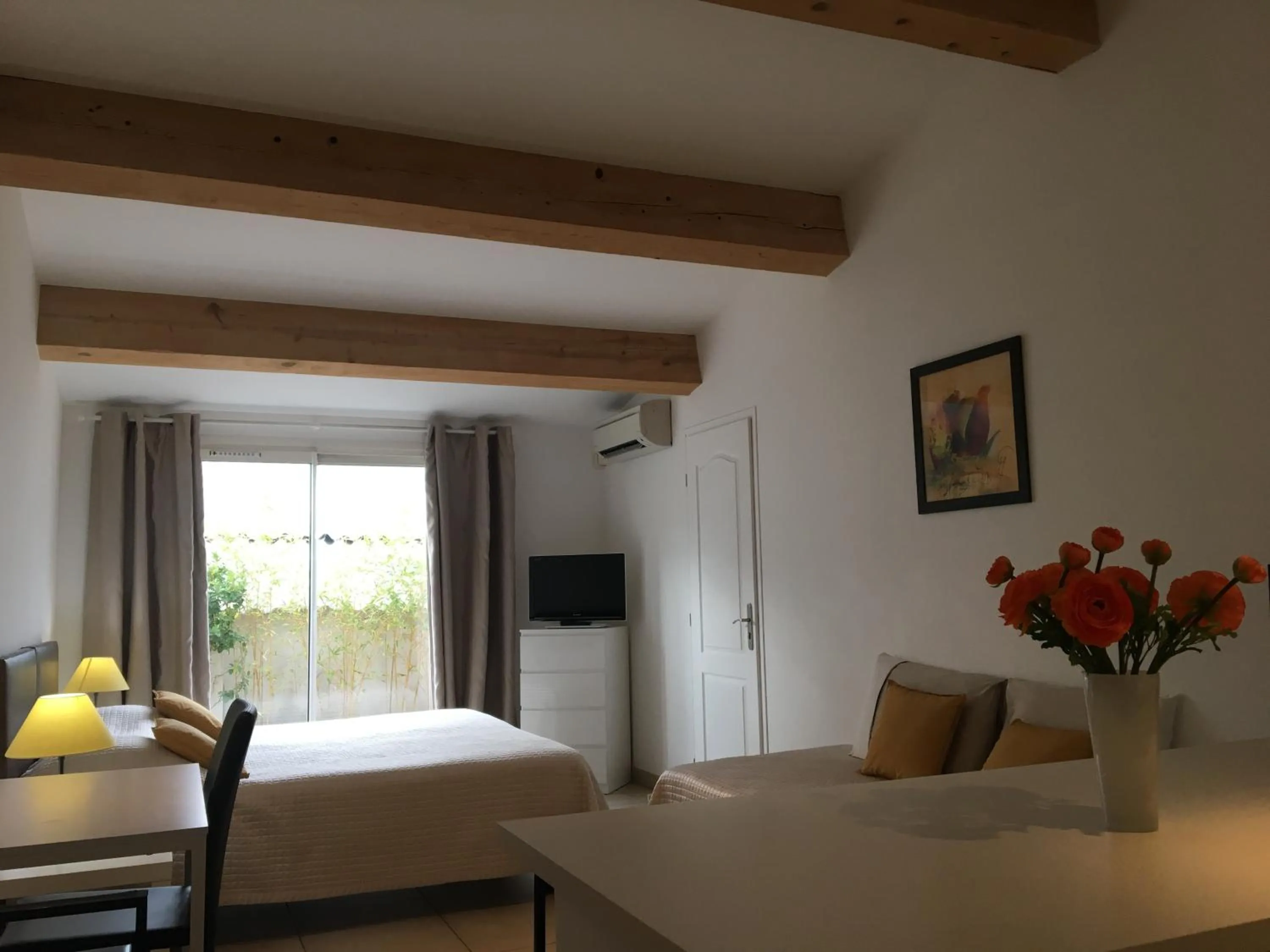 Photo of the whole room, Bed in Residence Gameau