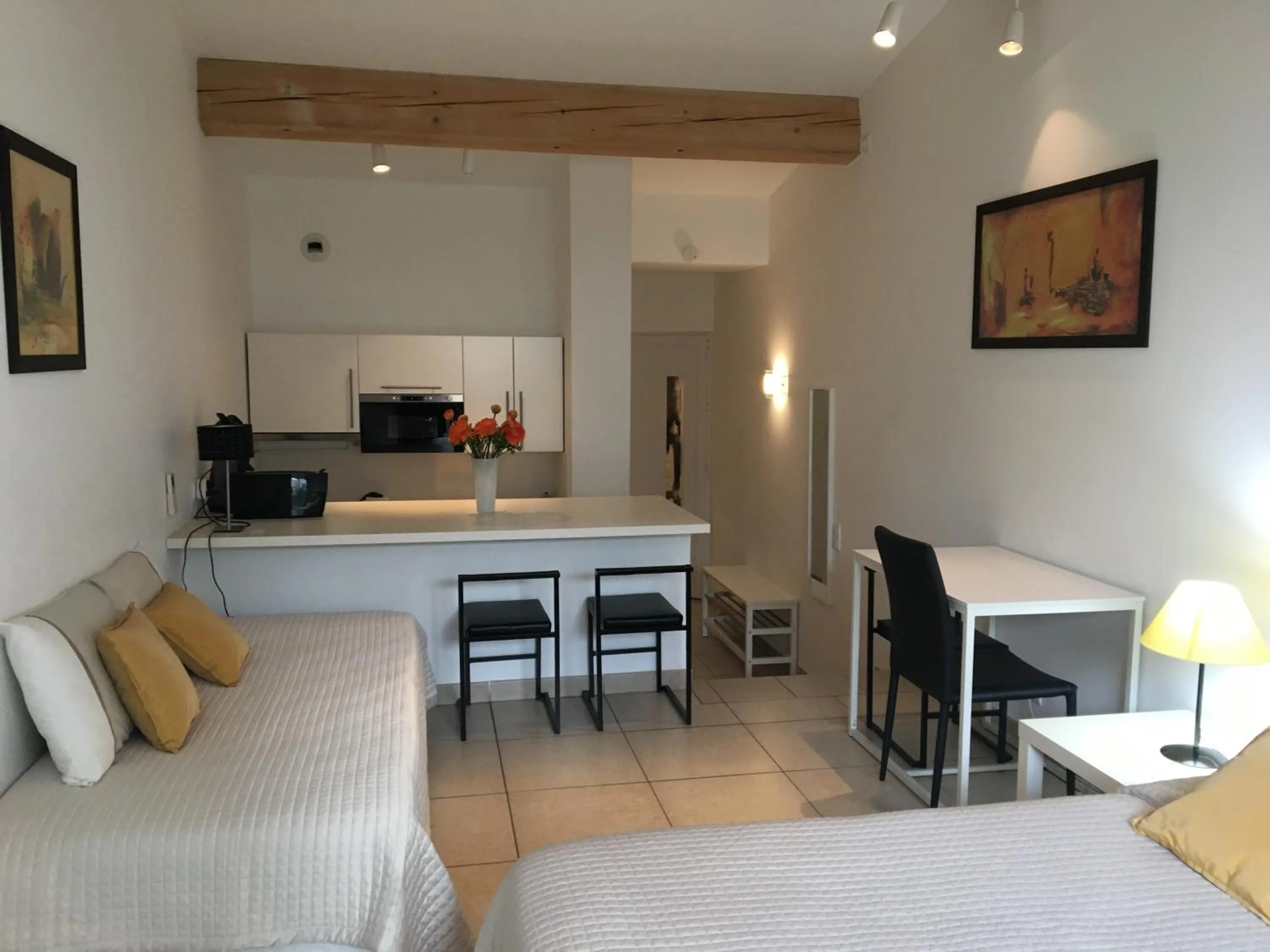 Photo of the whole room, Bed in Residence Gameau