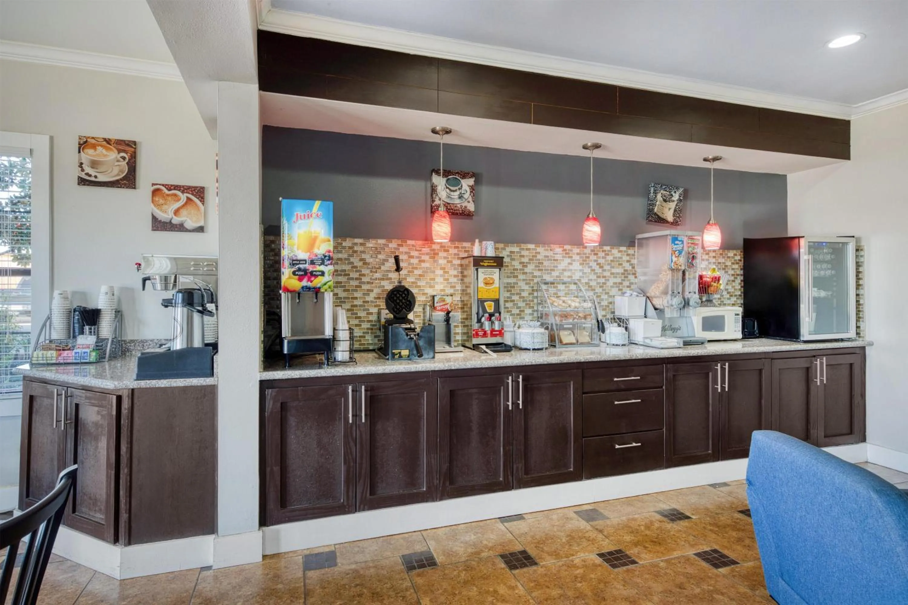 Restaurant/places to eat in SureStay Hotel by Best Western Terrell