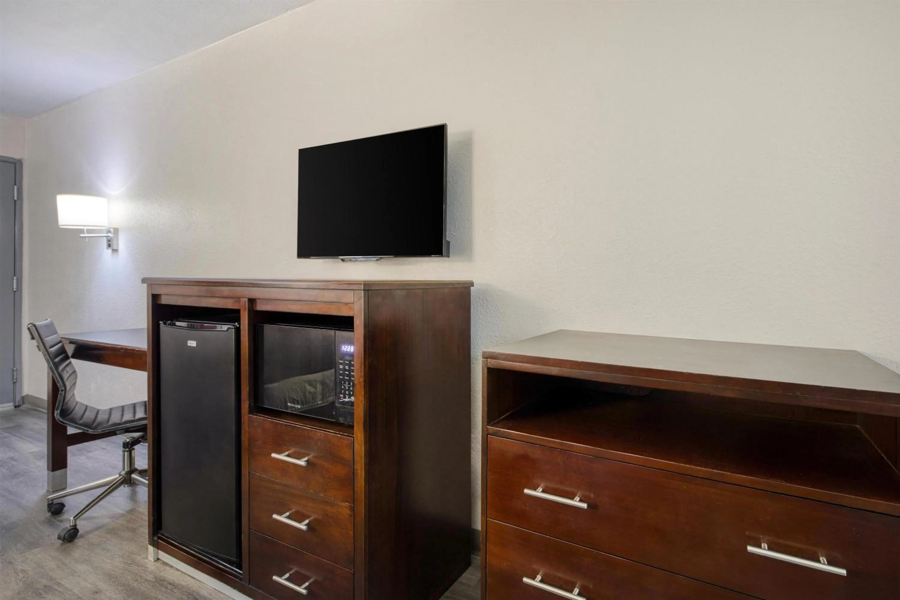 Bedroom in SureStay Hotel by Best Western Terrell