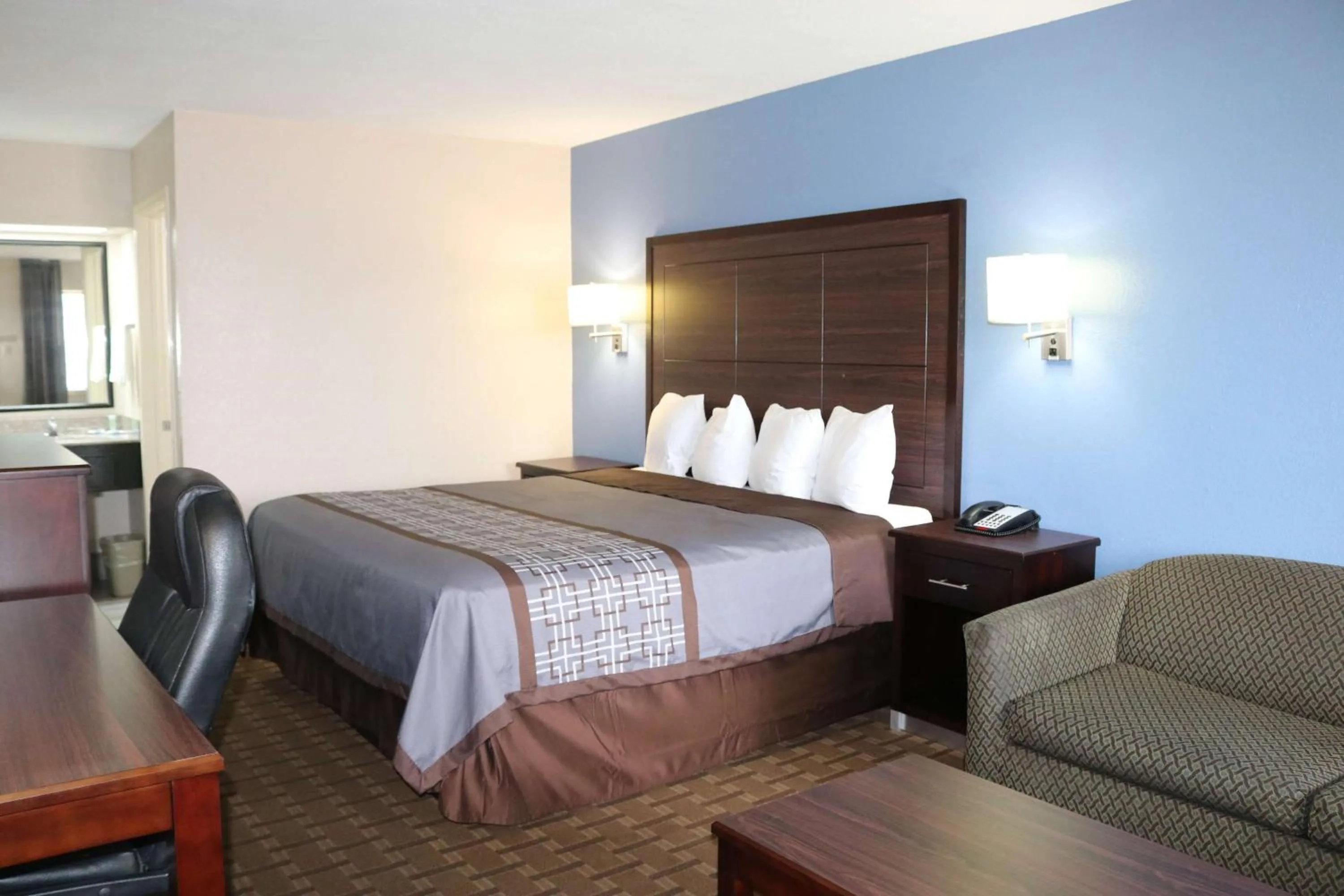 Bedroom, Bed in SureStay Hotel by Best Western Terrell