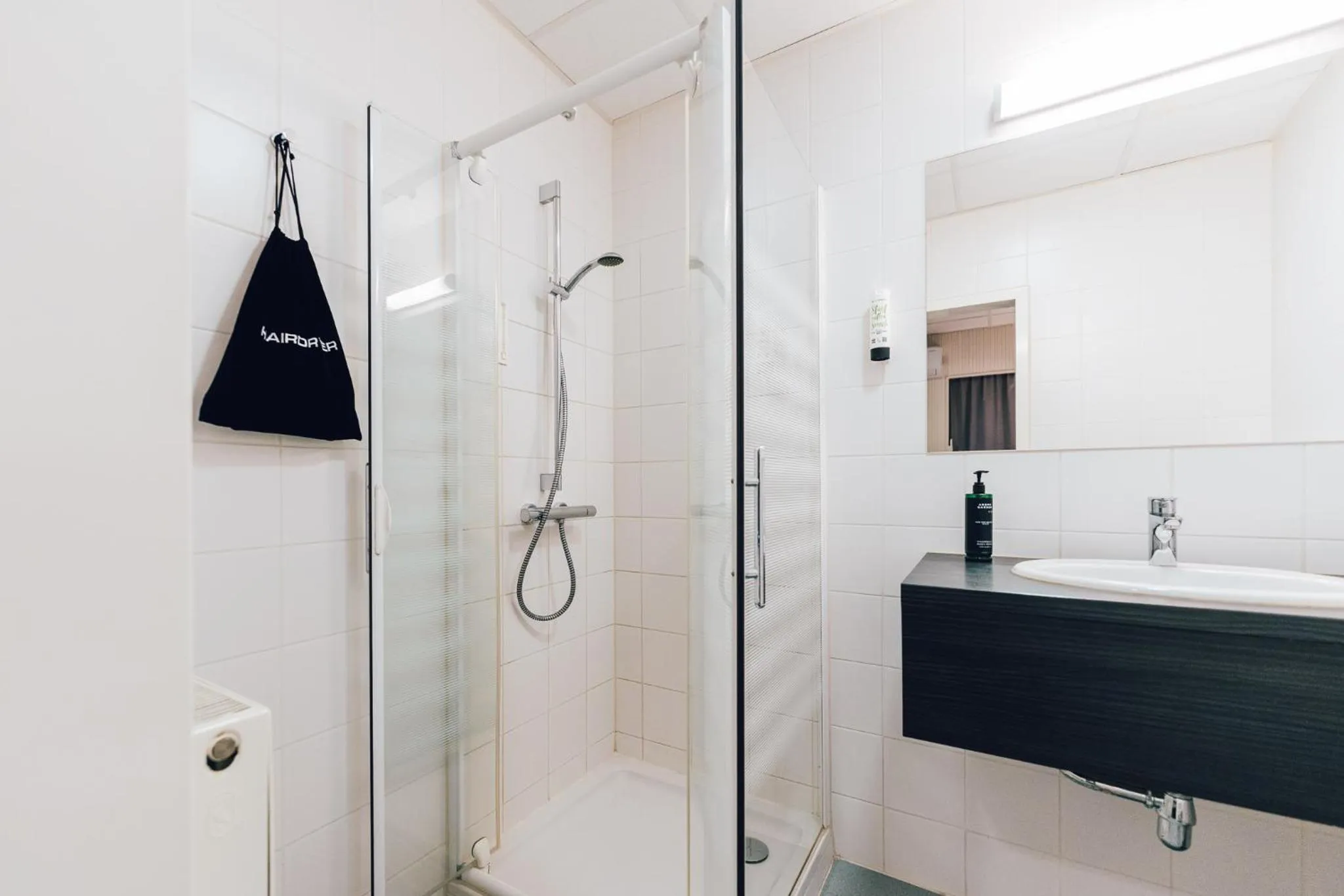 Shower in Antwerp Harbour Hotel