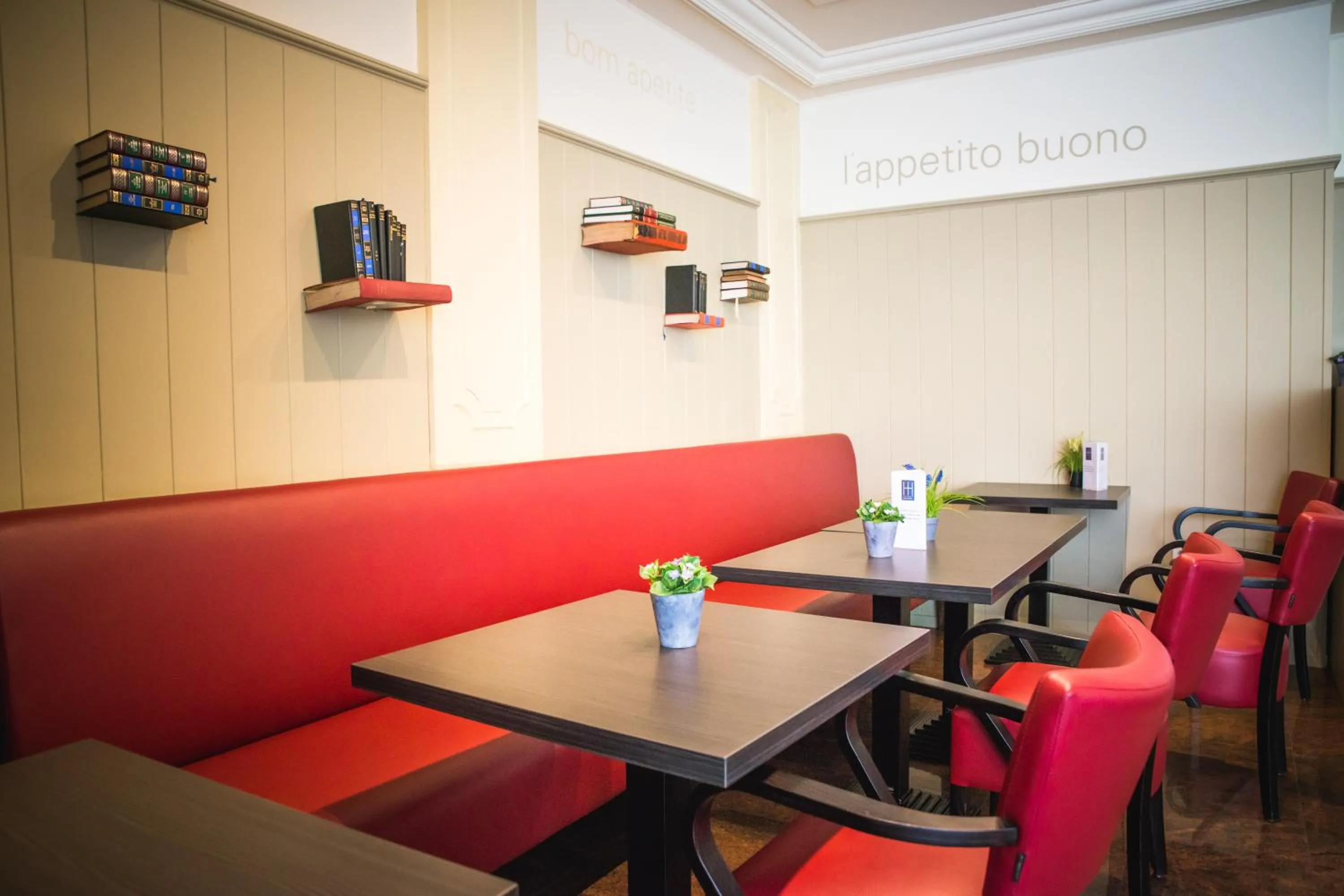 Restaurant/places to eat in Antwerp Harbour Hotel